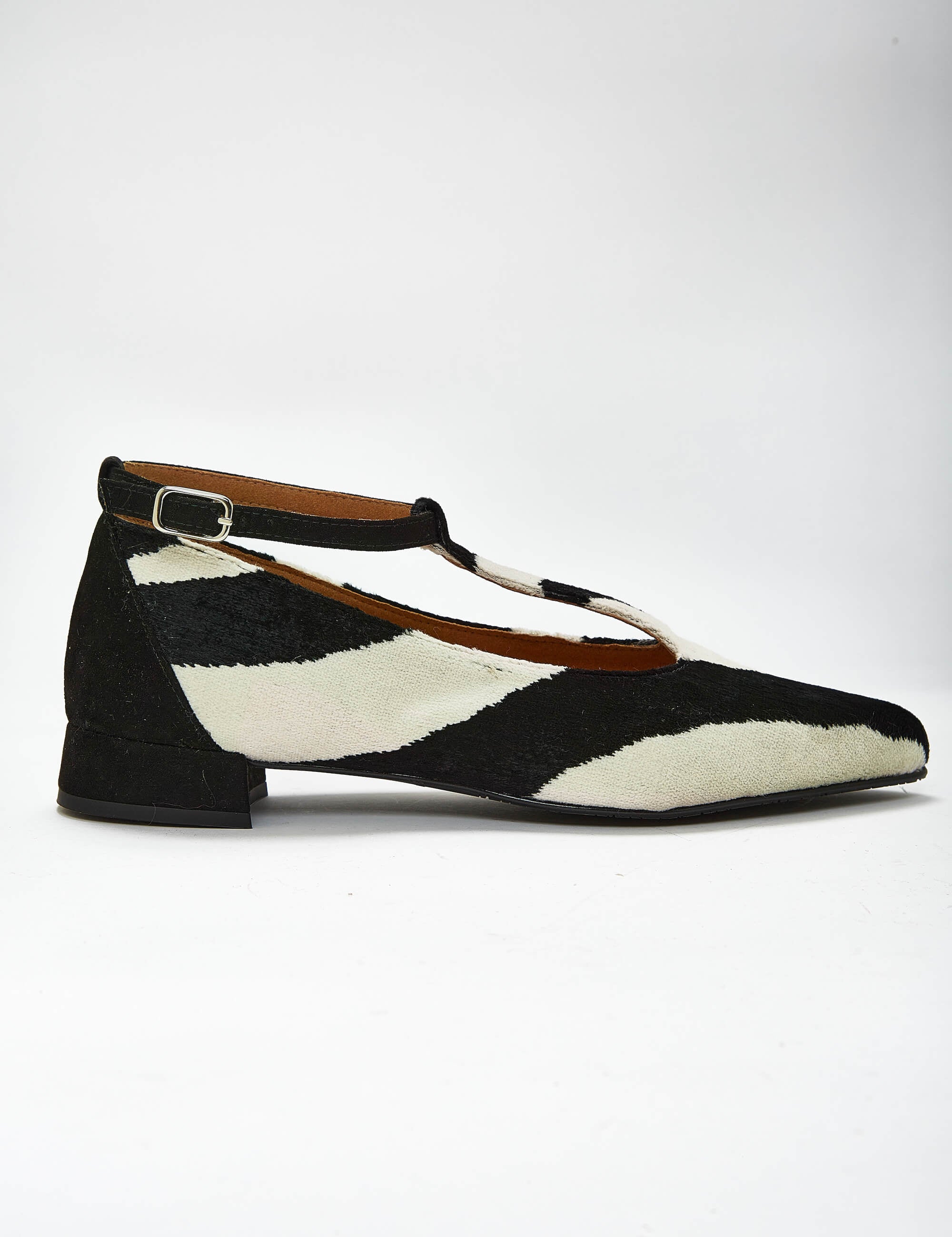 Momoc_shoes_vegan_and_sustainable_zebra.jpg