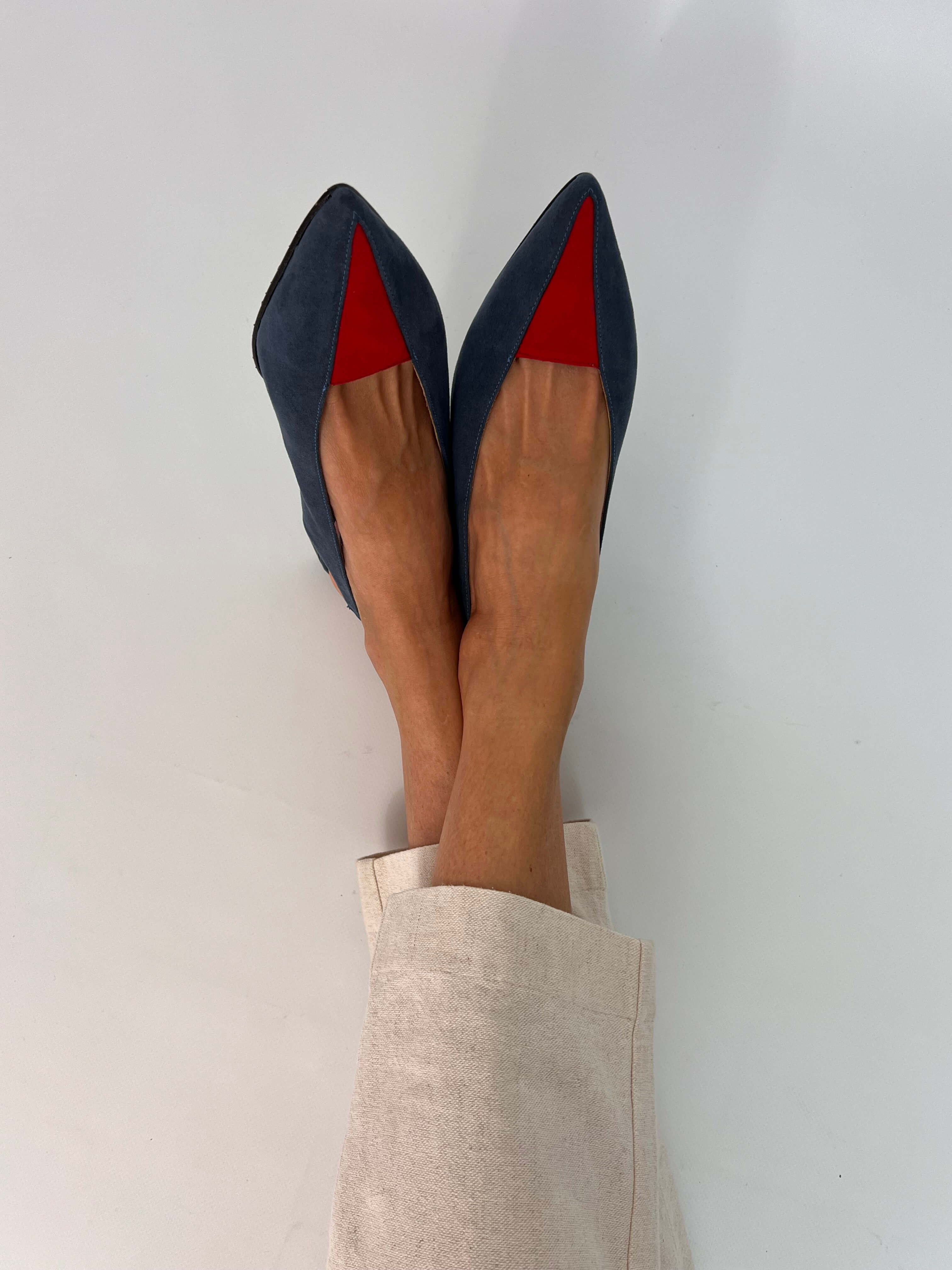 Momoc Luna backless sandals pair top view petrol blue red toe pink insole with beige trousers and white background | Momoc Shoes Spain