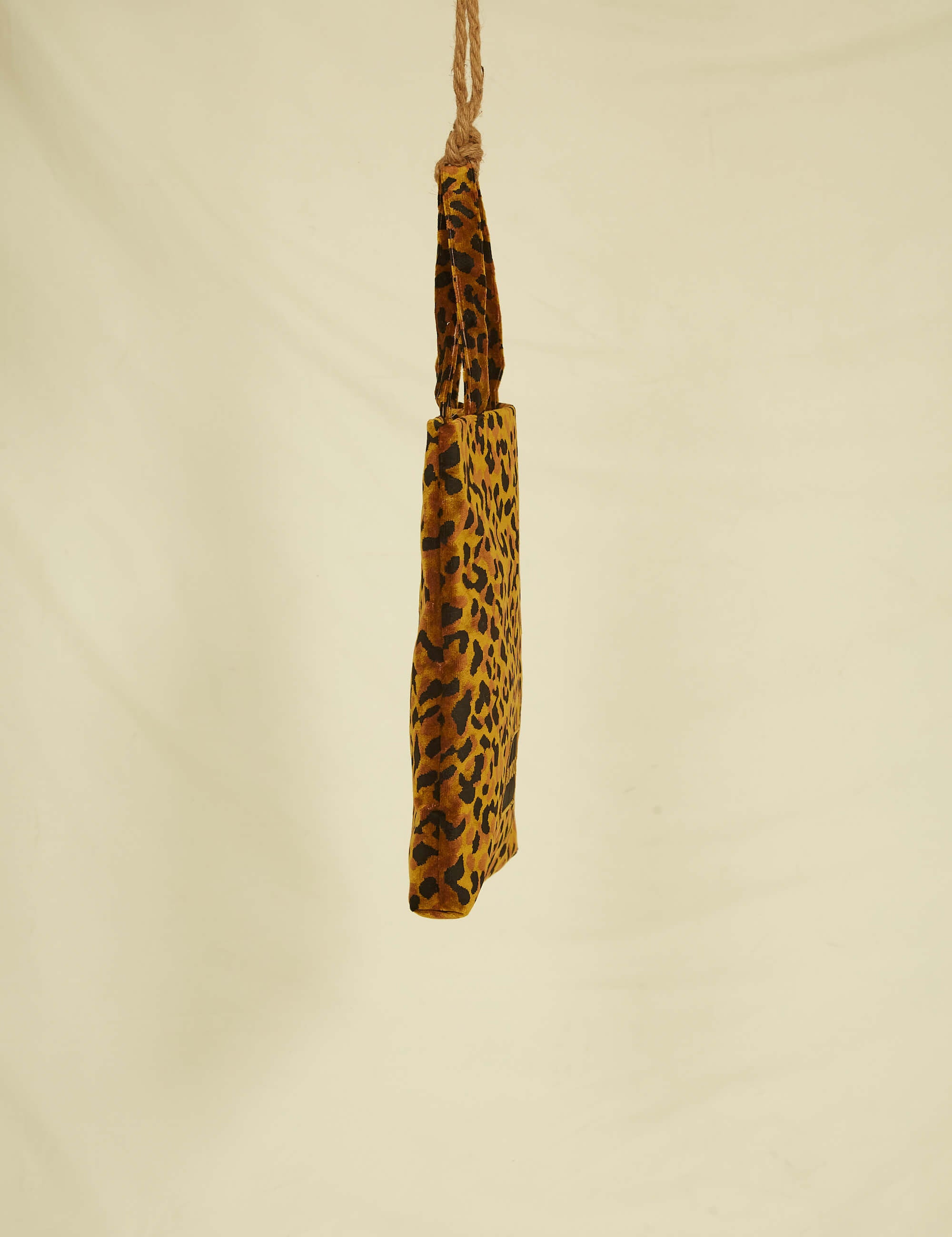 Momoc_veganandsustainablebags_leopard_9.jpg