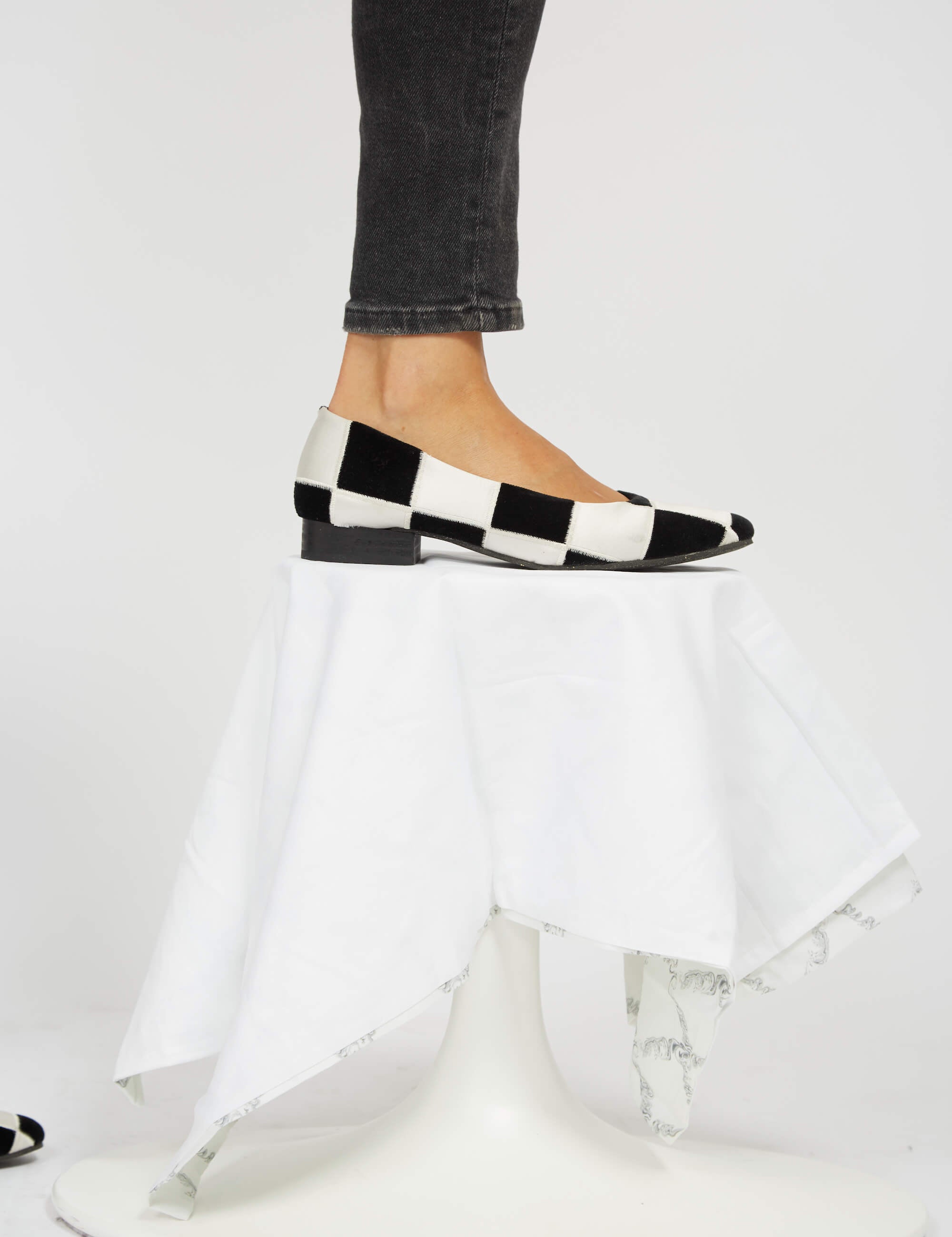Momoc_veganandsustainableshoes_vichywhiteandblack_18.jpg