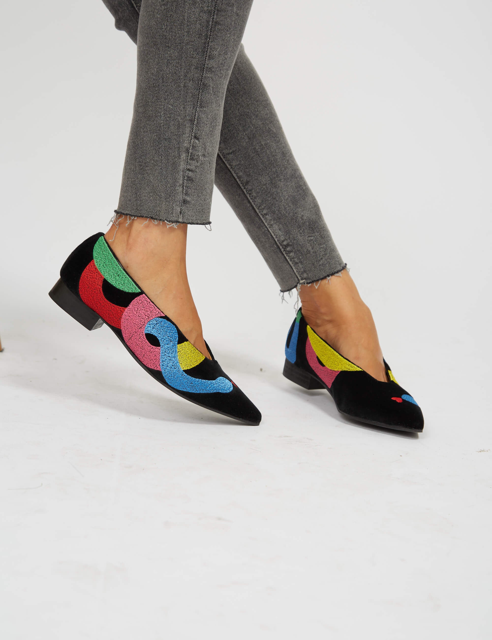 Embroidered ballet flats women side view | Momoc Shoes Spain