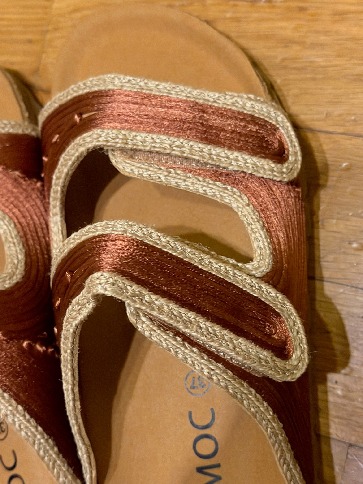 Momoc Biar terracotta braided cord sandals close up texture jute detail terracotta background | Momoc Shoes
