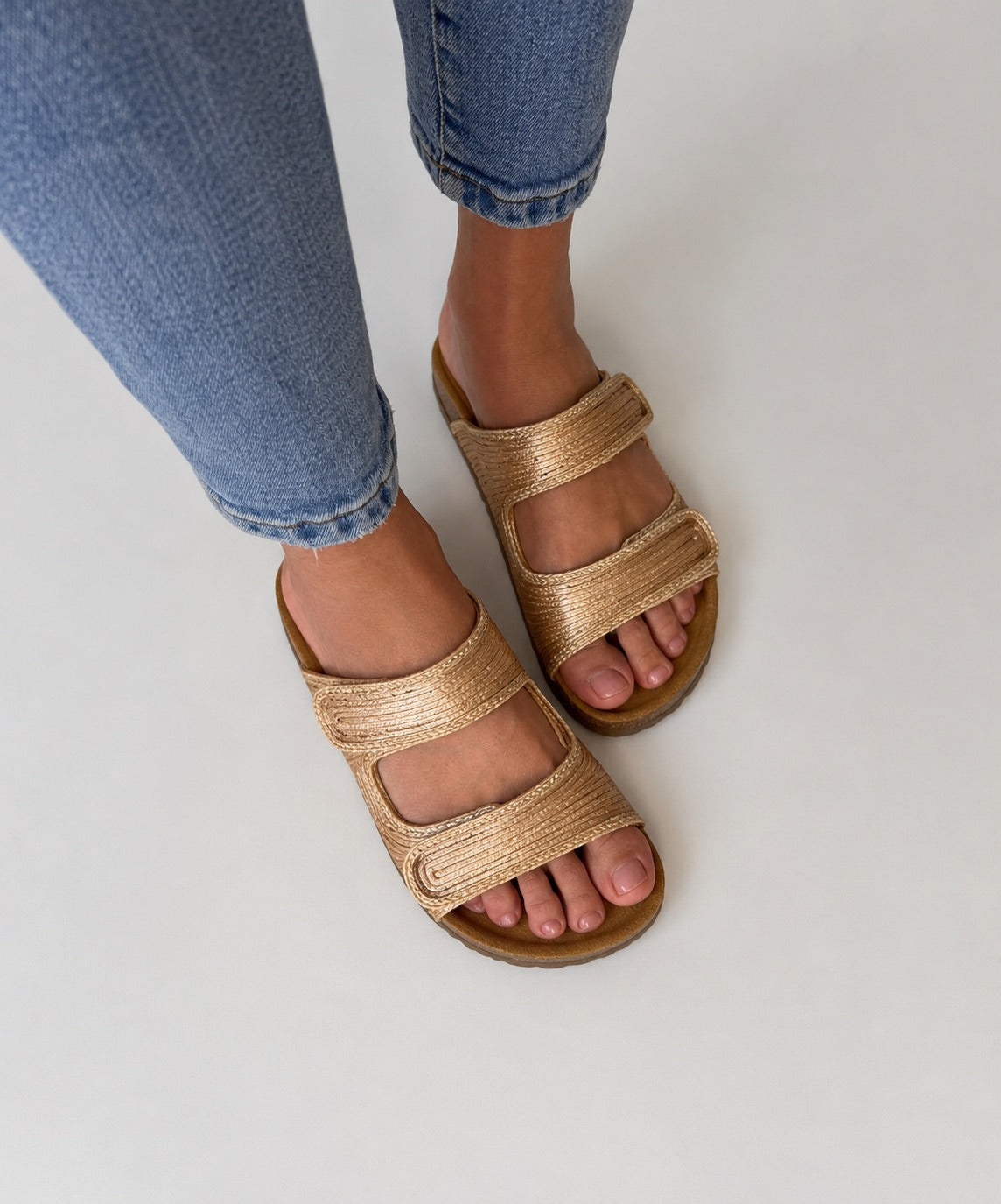 Momoc Biar wheat sandals worn side view light denim jeans anatomic platform sustainable Spain | Momoc Shoes Spain