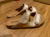 Momoc Biar wheat braided sandals wooden floor warm background natural jute handmade Spain | Momoc Shoes