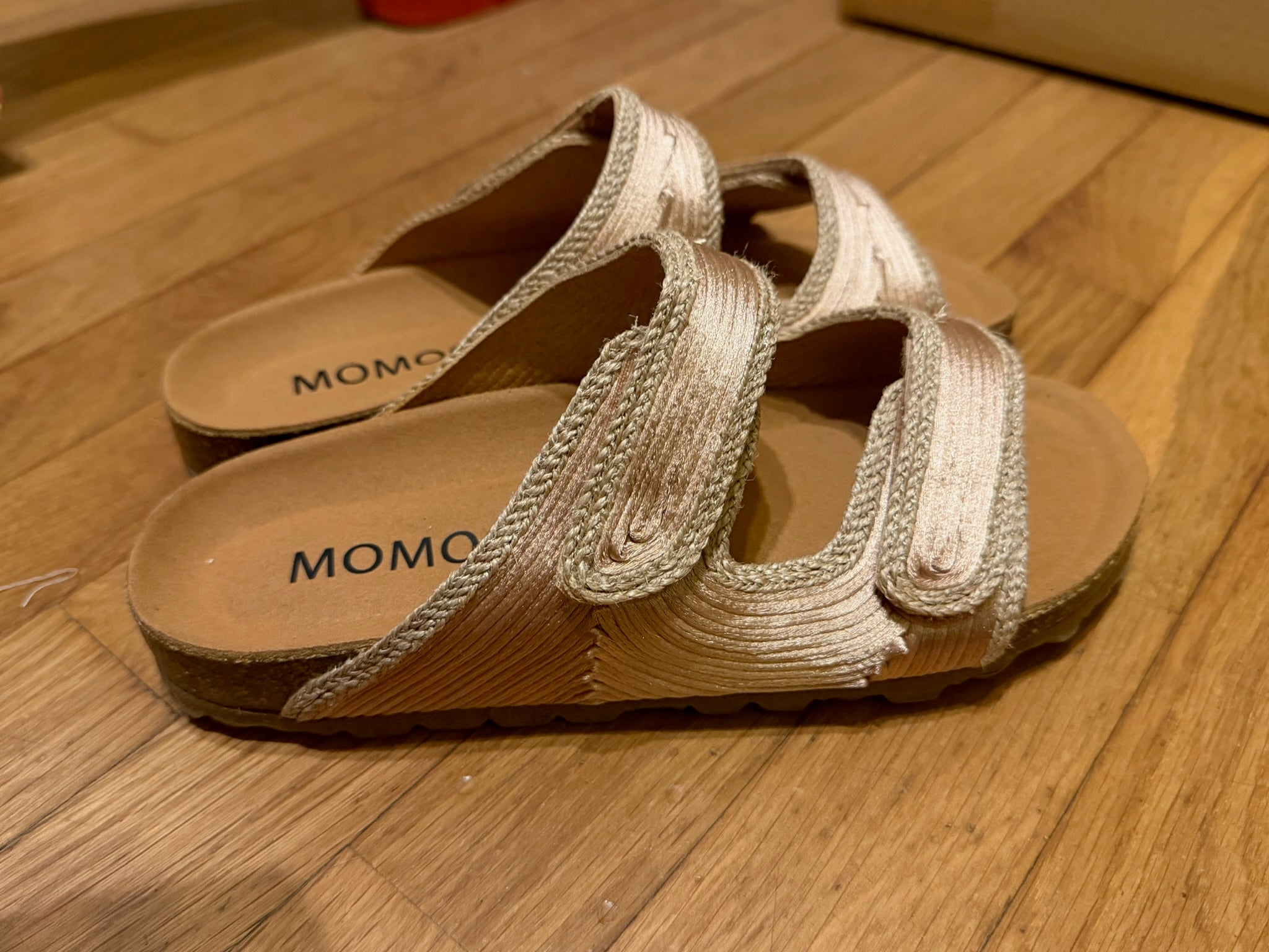 Momoc Biar wheat braided sandals wooden floor warm background natural jute handmade Spain | Momoc Shoes