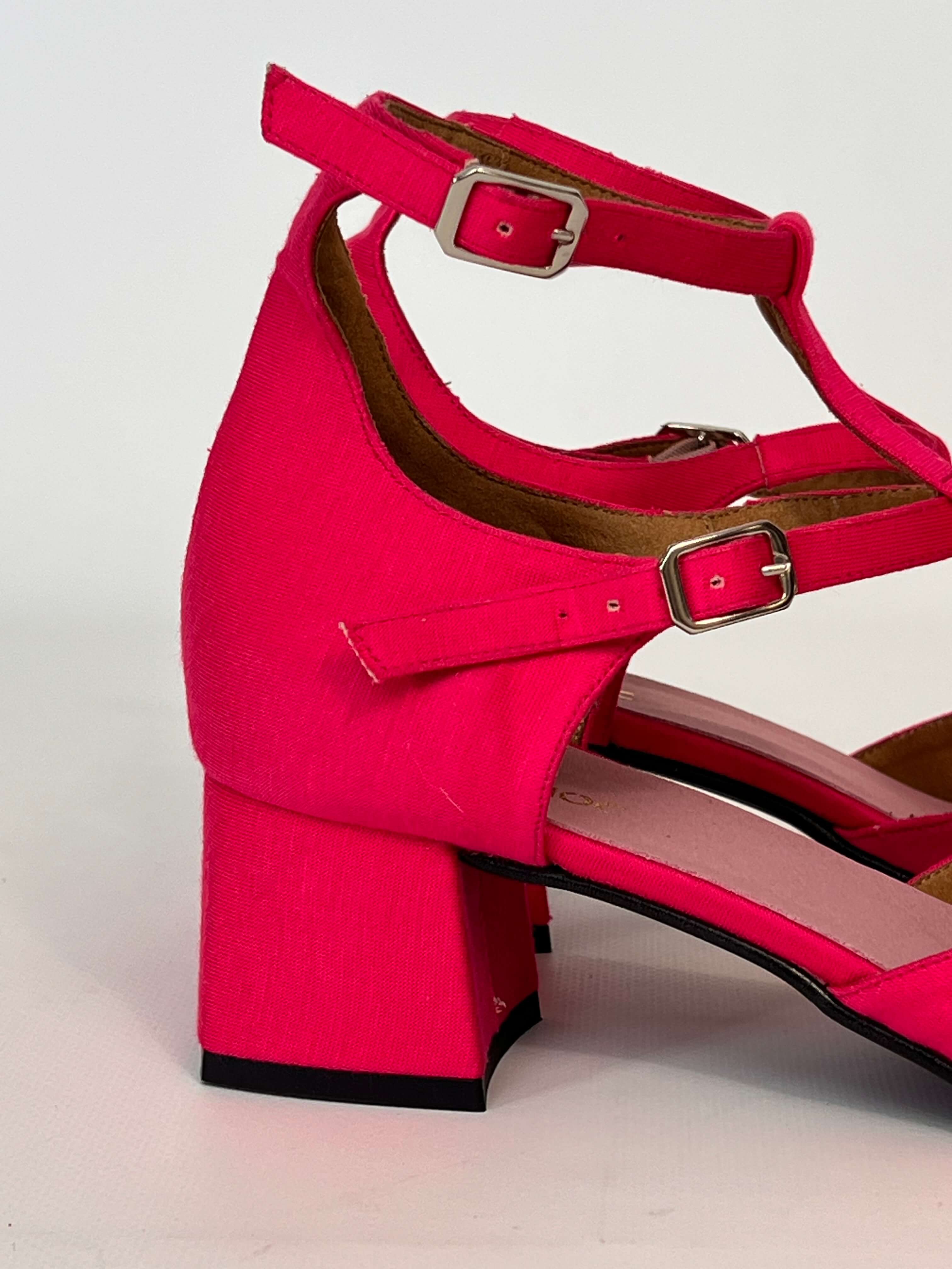 Momoc Bambu Rosa midi heel close up buckle strap detail pink bamboo | Momoc Shoes Spain