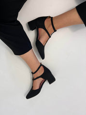Momoc Bambu Negro sustainable bamboo heel worn black trousers side view Spain | Momoc Shoes