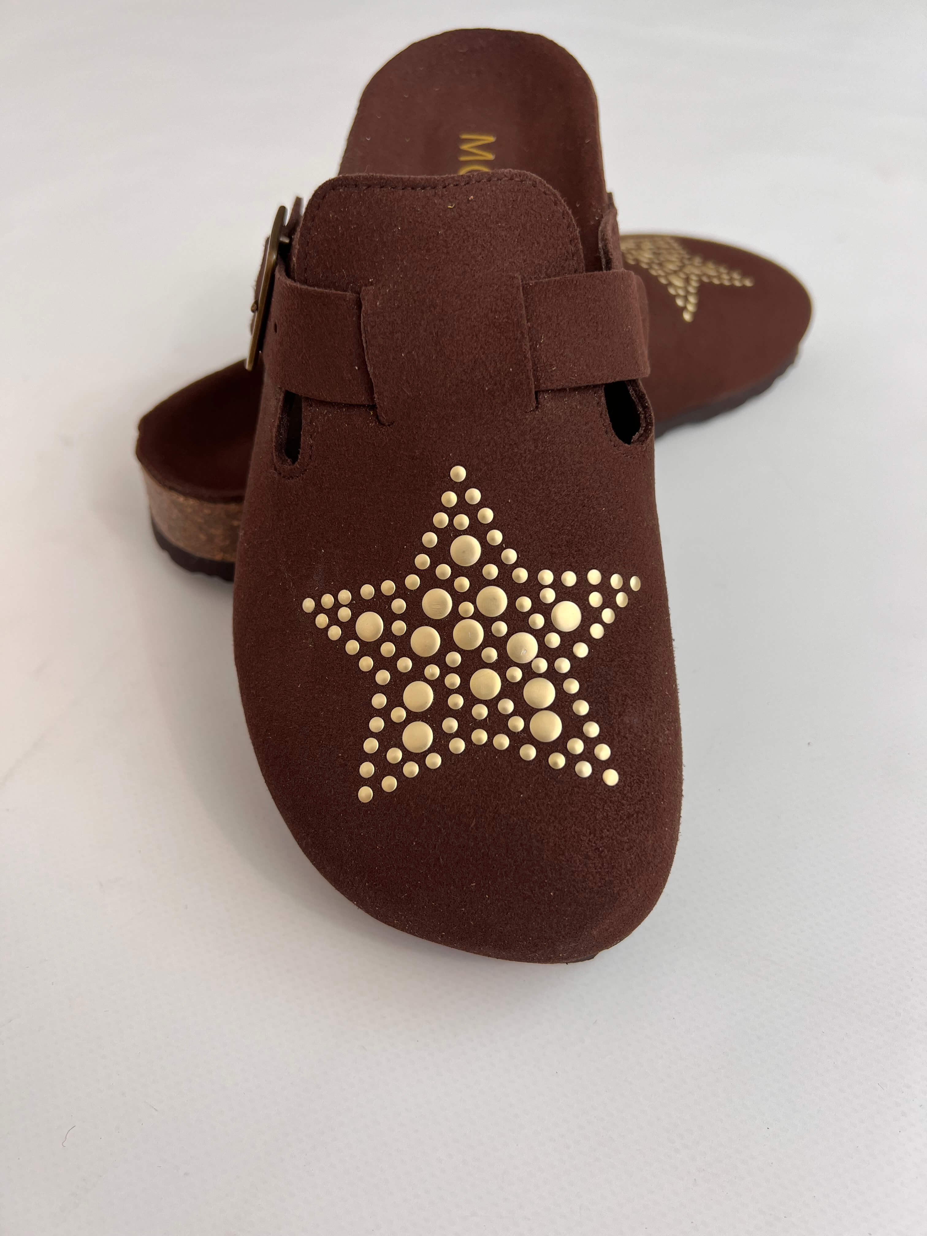 Momoc A Star Chocolate clog close up gold metallic star studs detail vegan ultrasuede | Momoc Shoes Spain