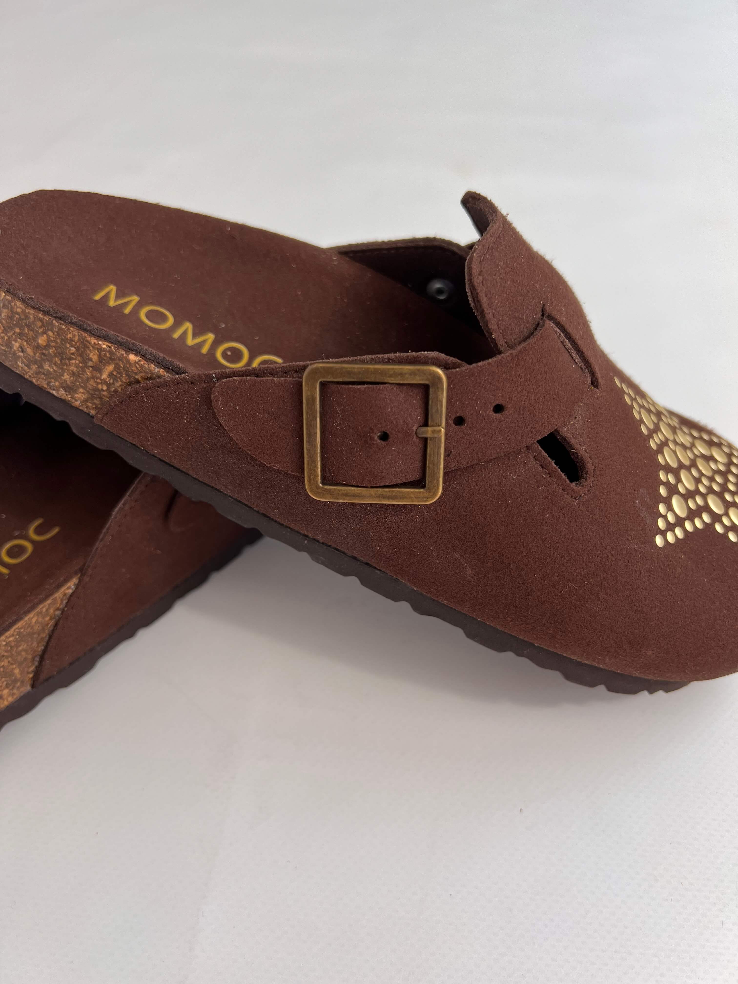 Momoc A Star Chocolate clogs pair side view bronze buckle gold star artisan detail Spain | Momoc Shoes