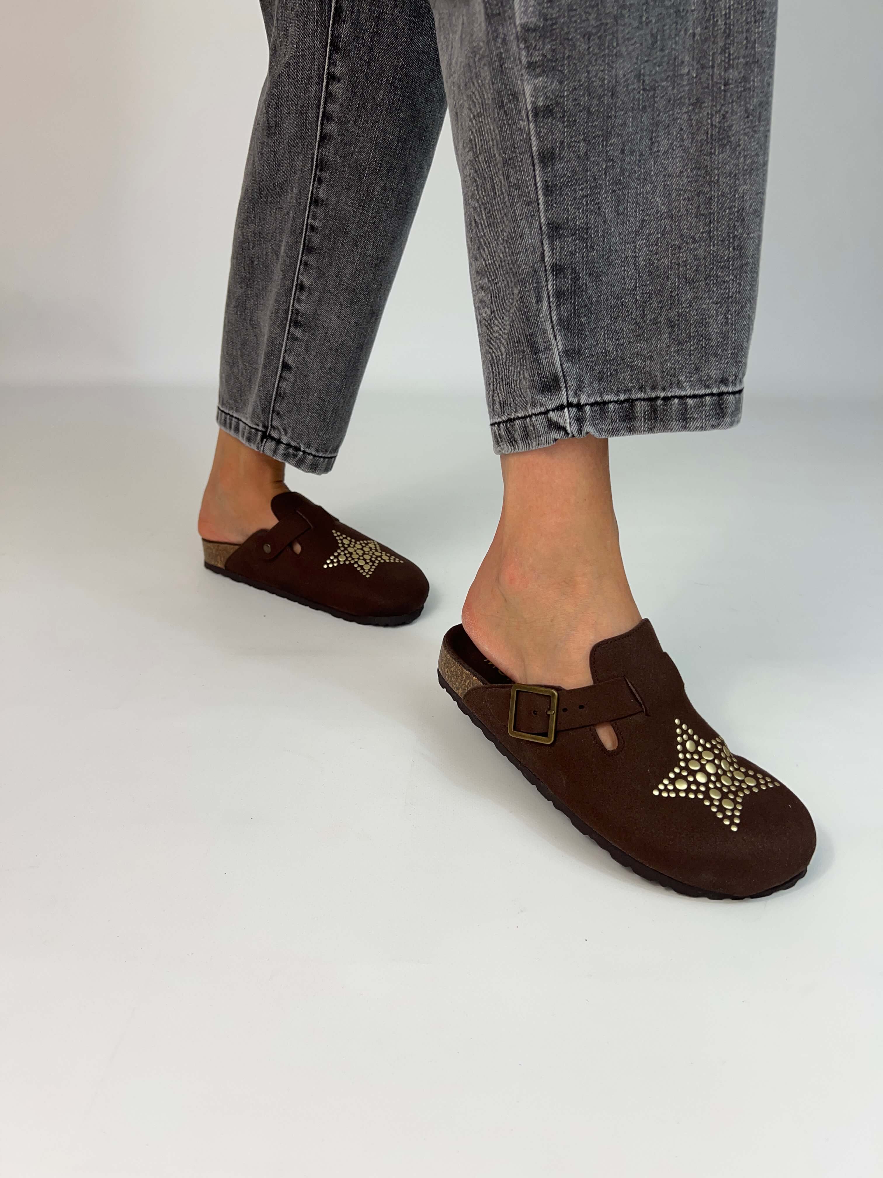Momoc A Star Chocolate clogs worn side view grey jeans white background recycled | Momoc Shoes