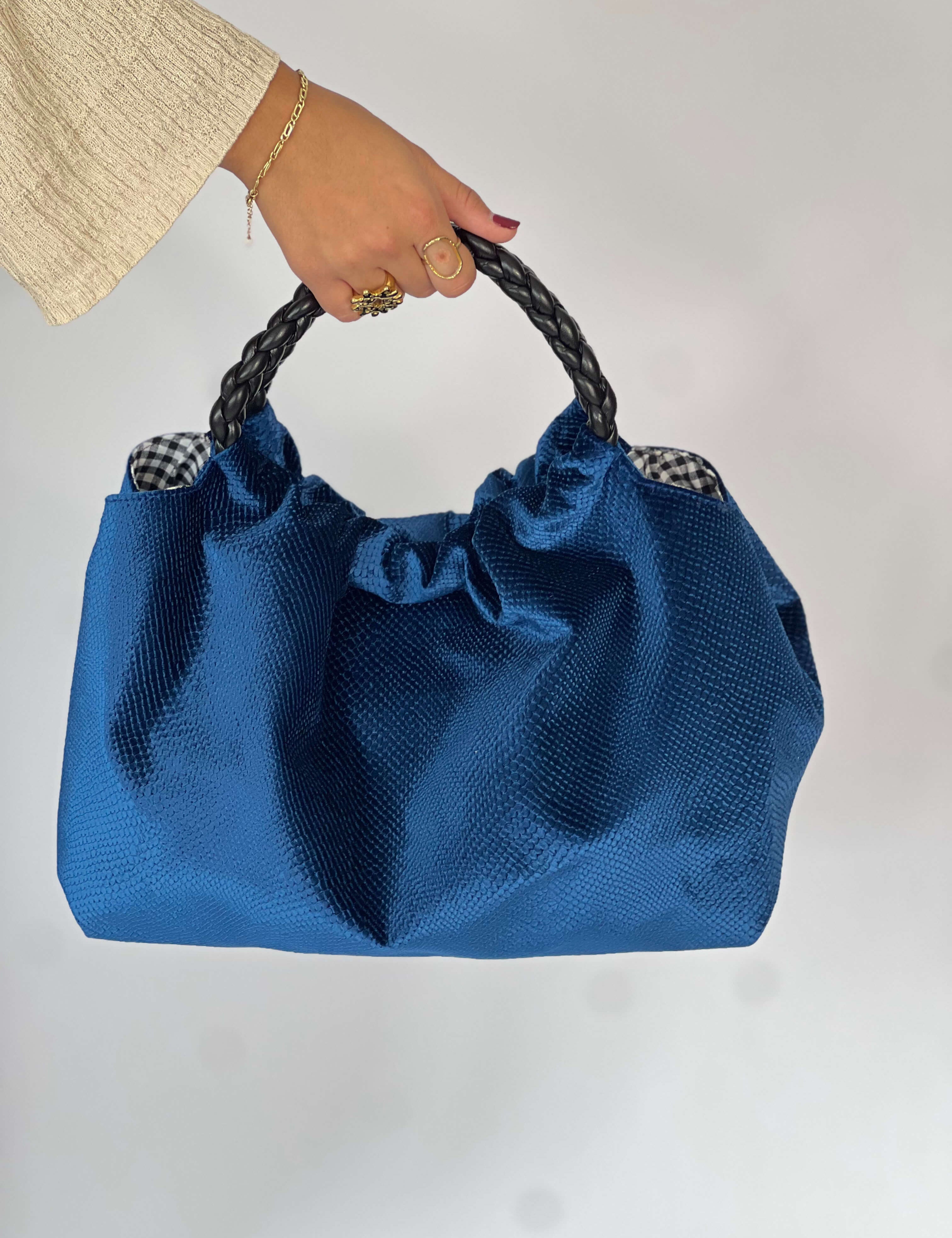 Momocshoes_handbags_bluevelvet_12.jpg