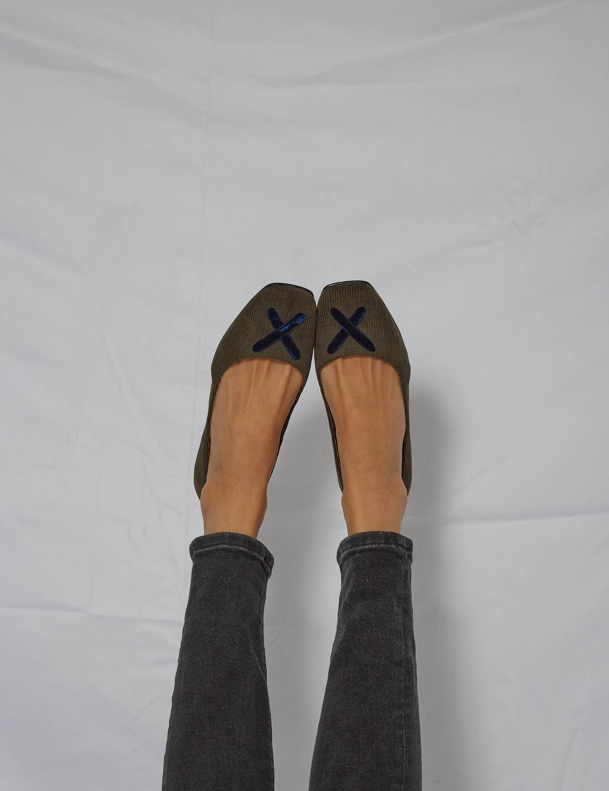Momocshoes_sustainableandcrueltyfreeballerinas_corduroygreenandvelvet_14.jpg