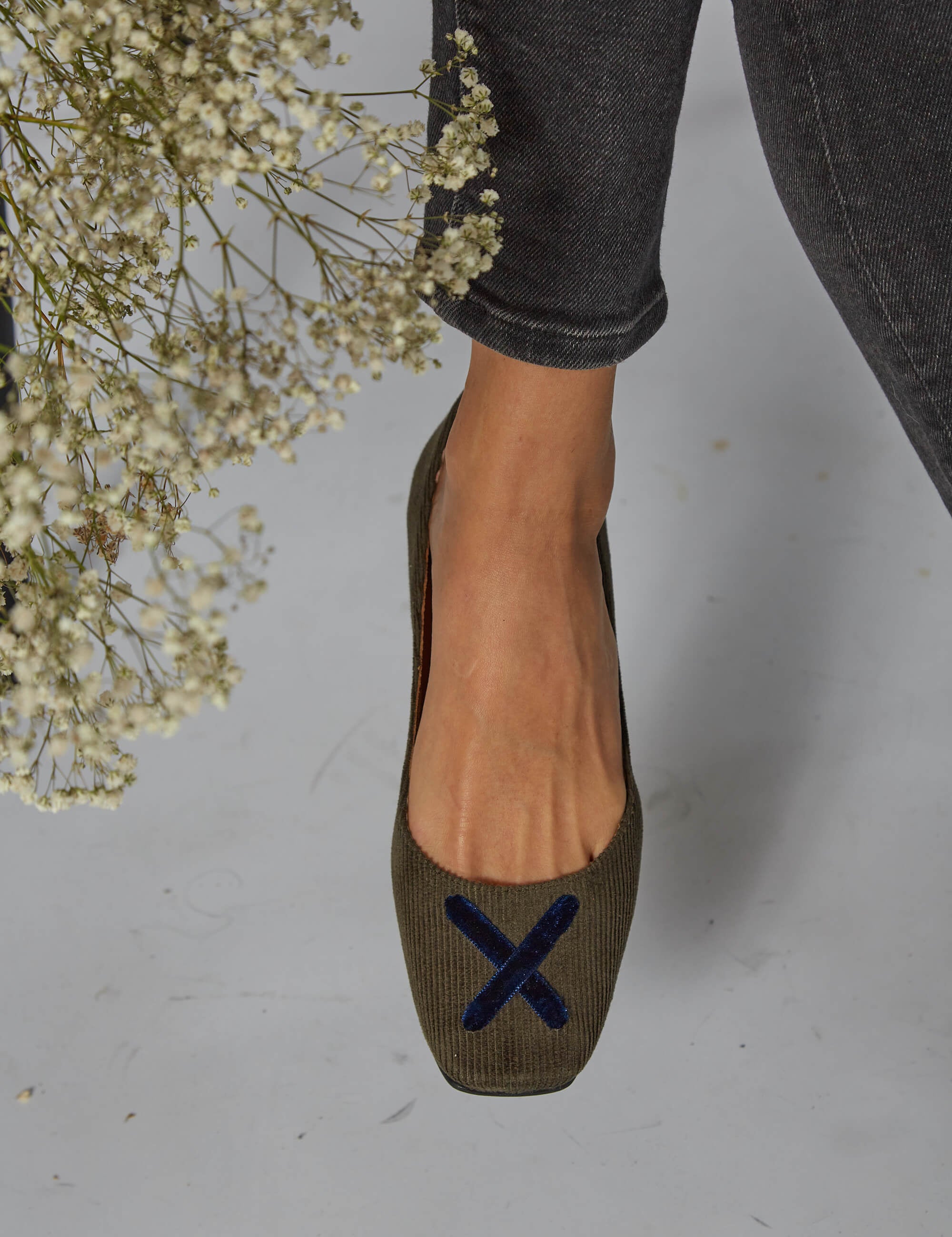Momocshoes_sustainableandcrueltyfreeballerinas_corduroygreenandvelvet_17.jpg