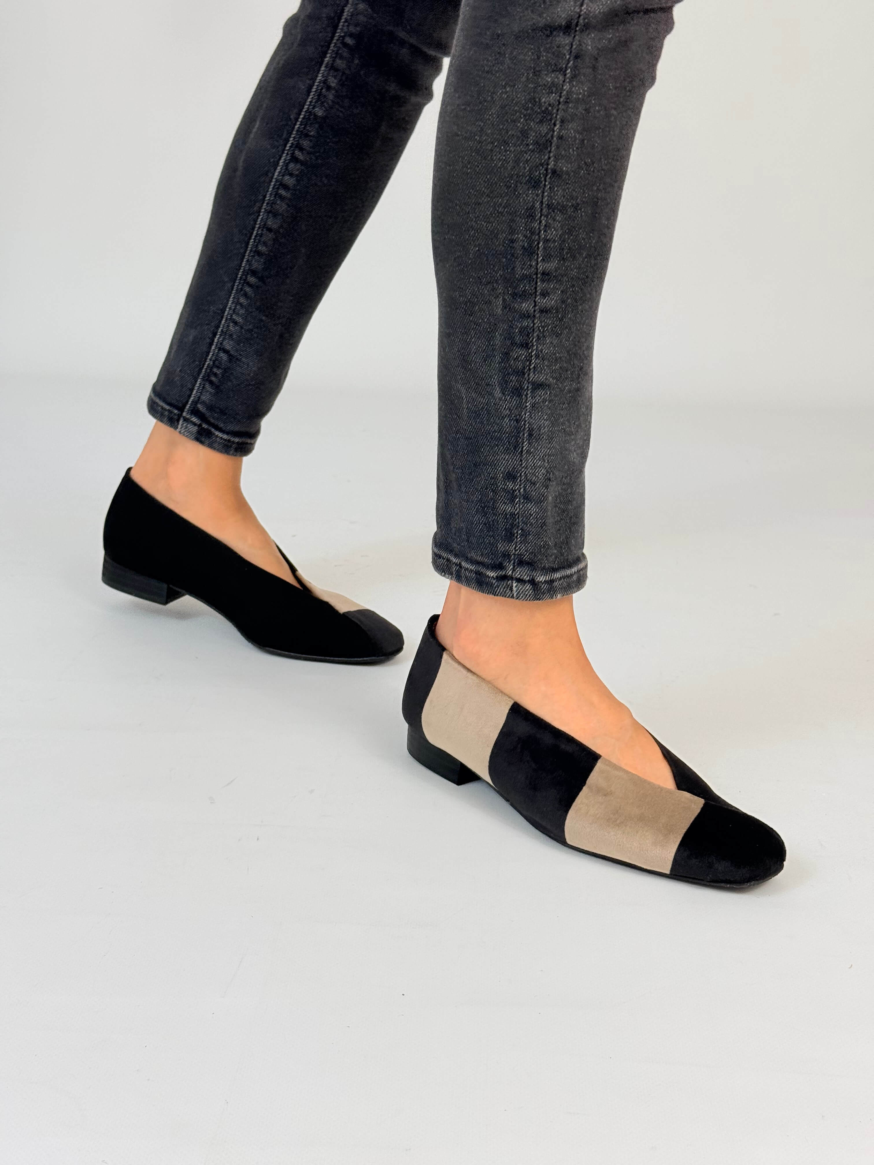 Momoc Le Marais two-tone ballet flats worn back view black jeans lifestyle elegant Spain | Momoc Shoes