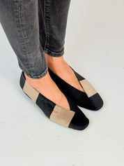 Momoc Le Marais bicolor ballet flats worn front view both feet grey jeans pointed toe | Momoc Shoes
