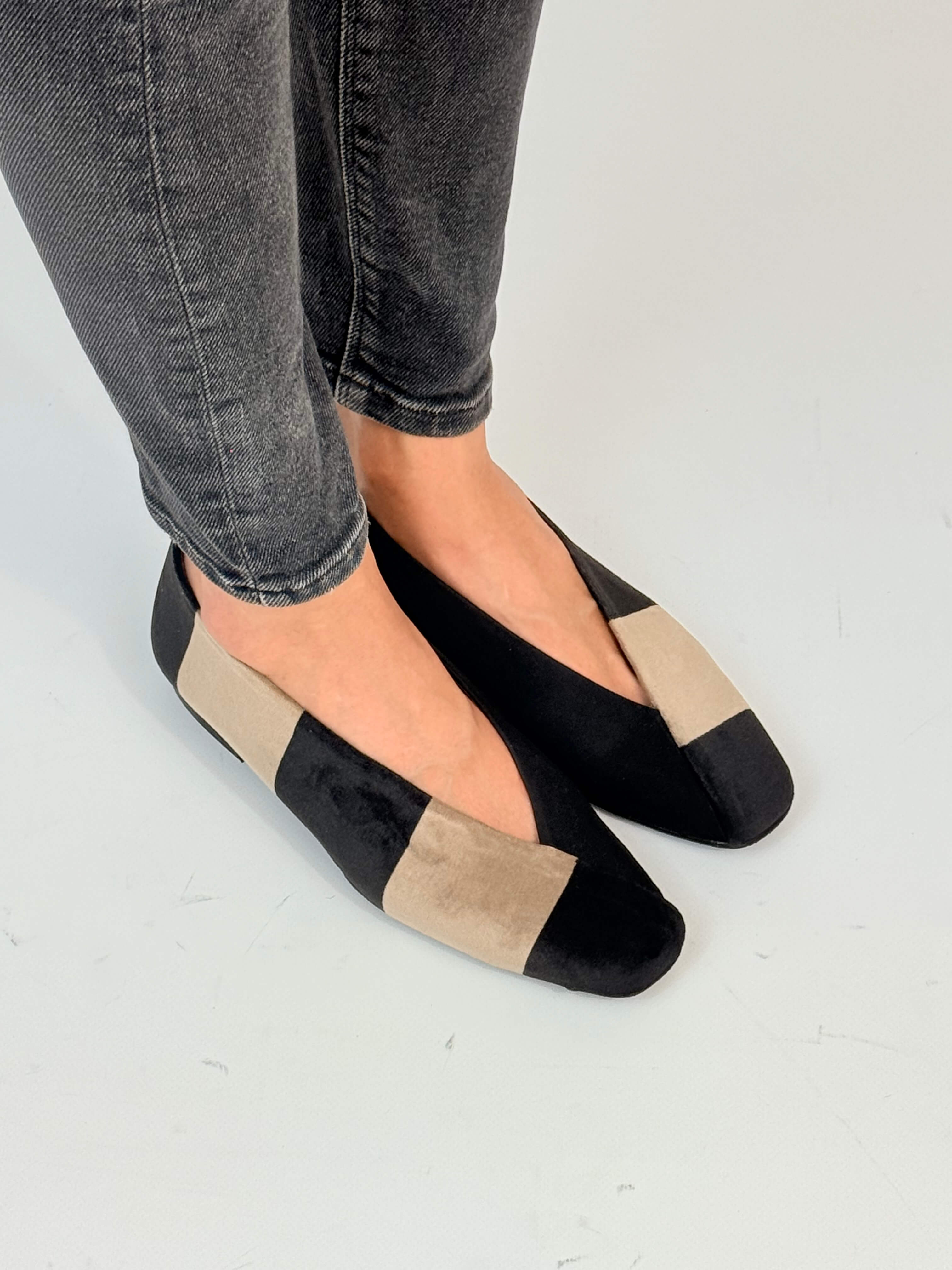 Momoc Le Marais bicolor ballet flats worn front view both feet grey jeans pointed toe | Momoc Shoes