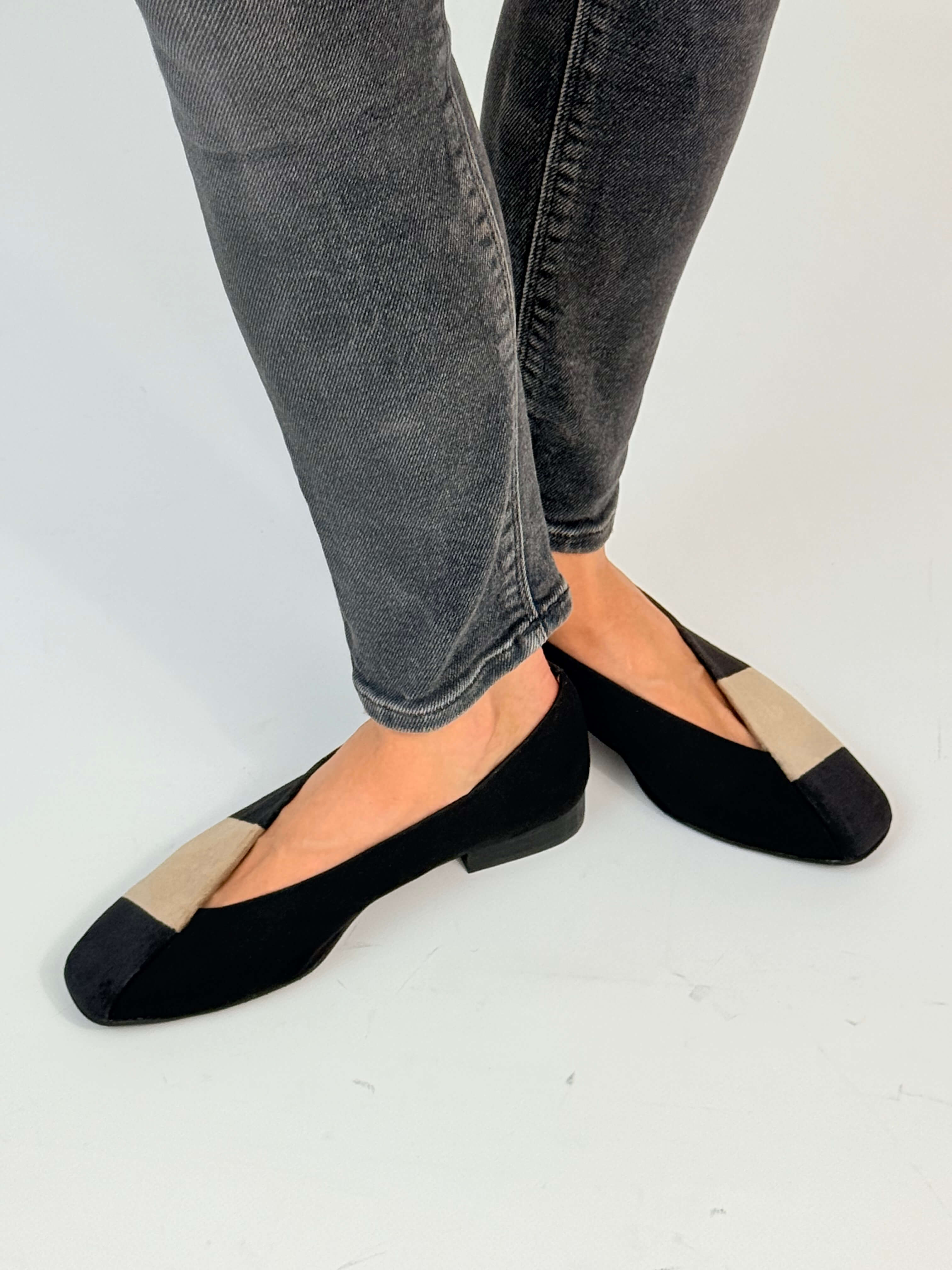 Momoc Le Marais two-tone ballet flats worn back view grey jeans heel detail artisan | Momoc Shoes Spain
