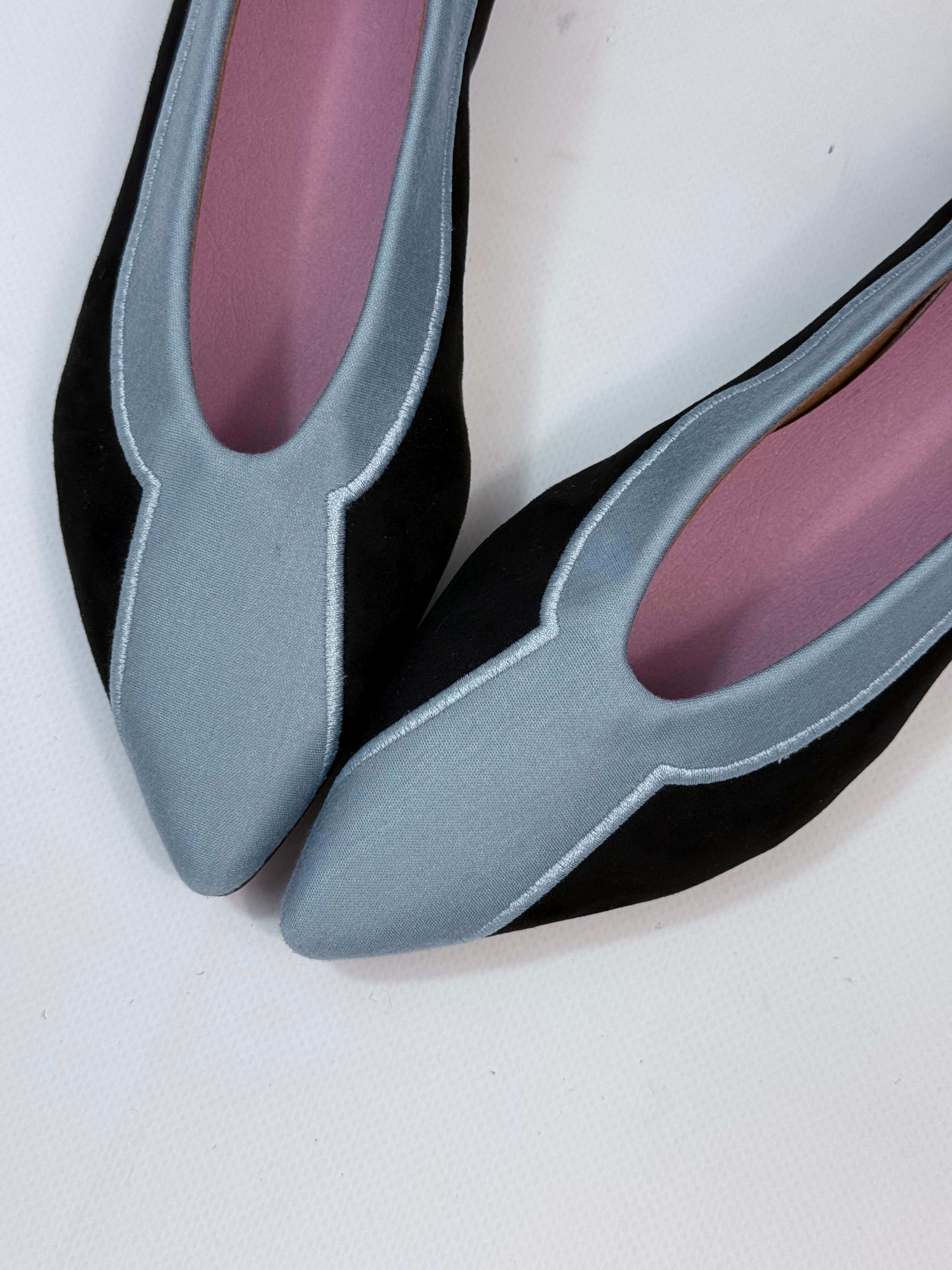 Momoc Coral Reef Blue ballet flats worn top view crossed feet powder pink insole detail Spain | Momoc Shoes