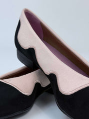 Momoc Sea Breeze black pink ballet flats back view scalloped wave detail Leticia Credidio seaweed fabric beige rug | Momoc Shoes Spain