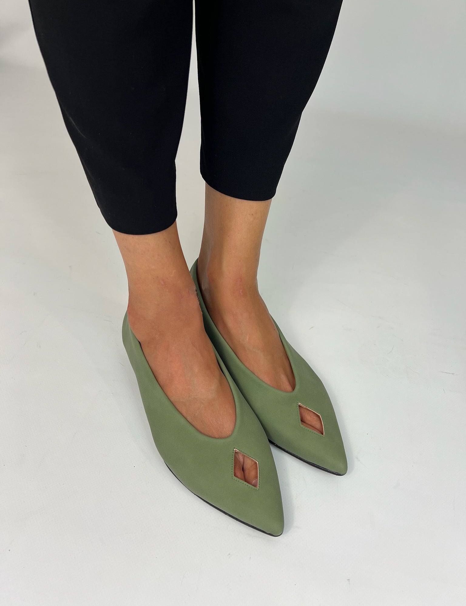 Momoc Elsa green ballet flats worn side view black trousers rhombus cutout design Spain | Momoc Shoes Spain