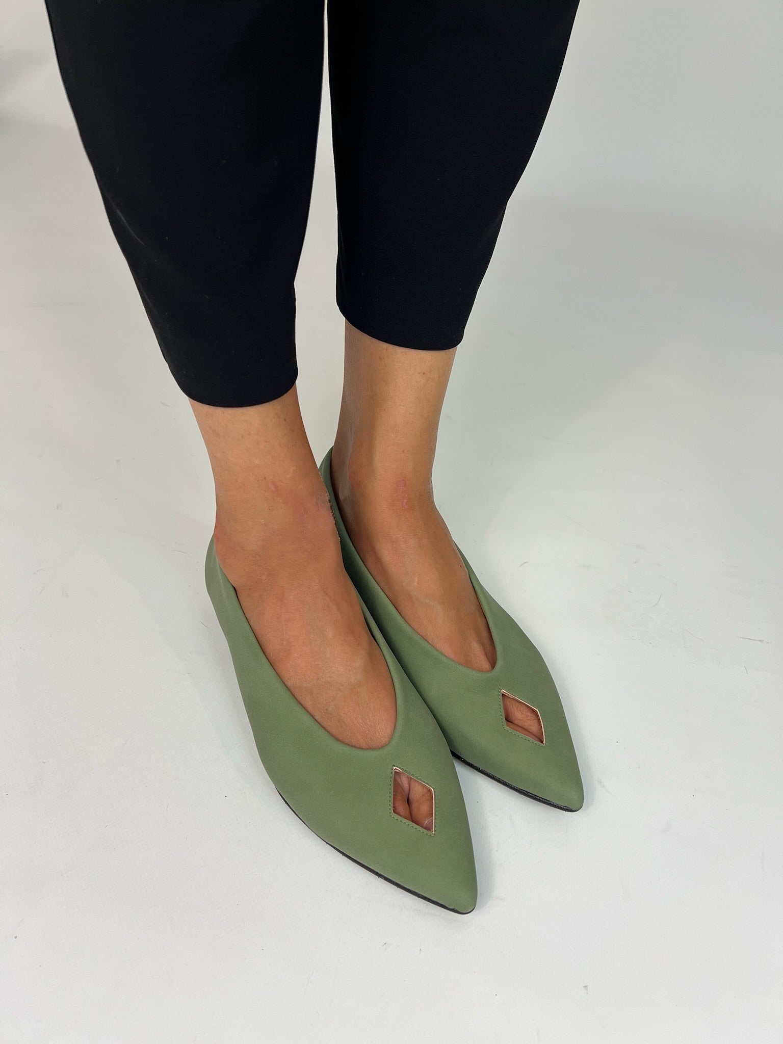 Momoc Elsa green ballet flats worn side view black trousers rhombus cutout design Spain | Momoc Shoes Spain