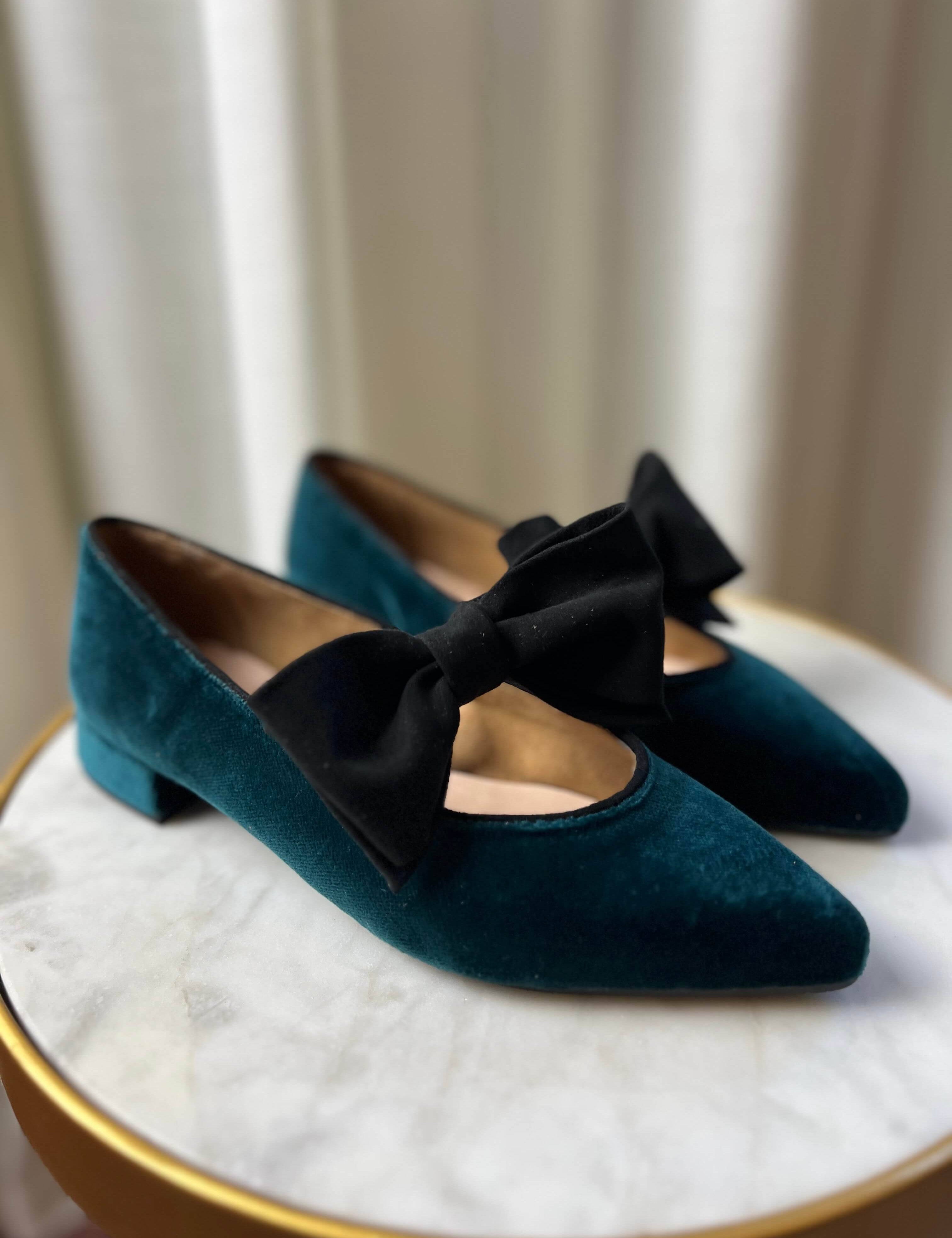 Momoc Lucrecia green velvet flat shoes pair side view black bow pointed toe | Momoc Shoes Spain