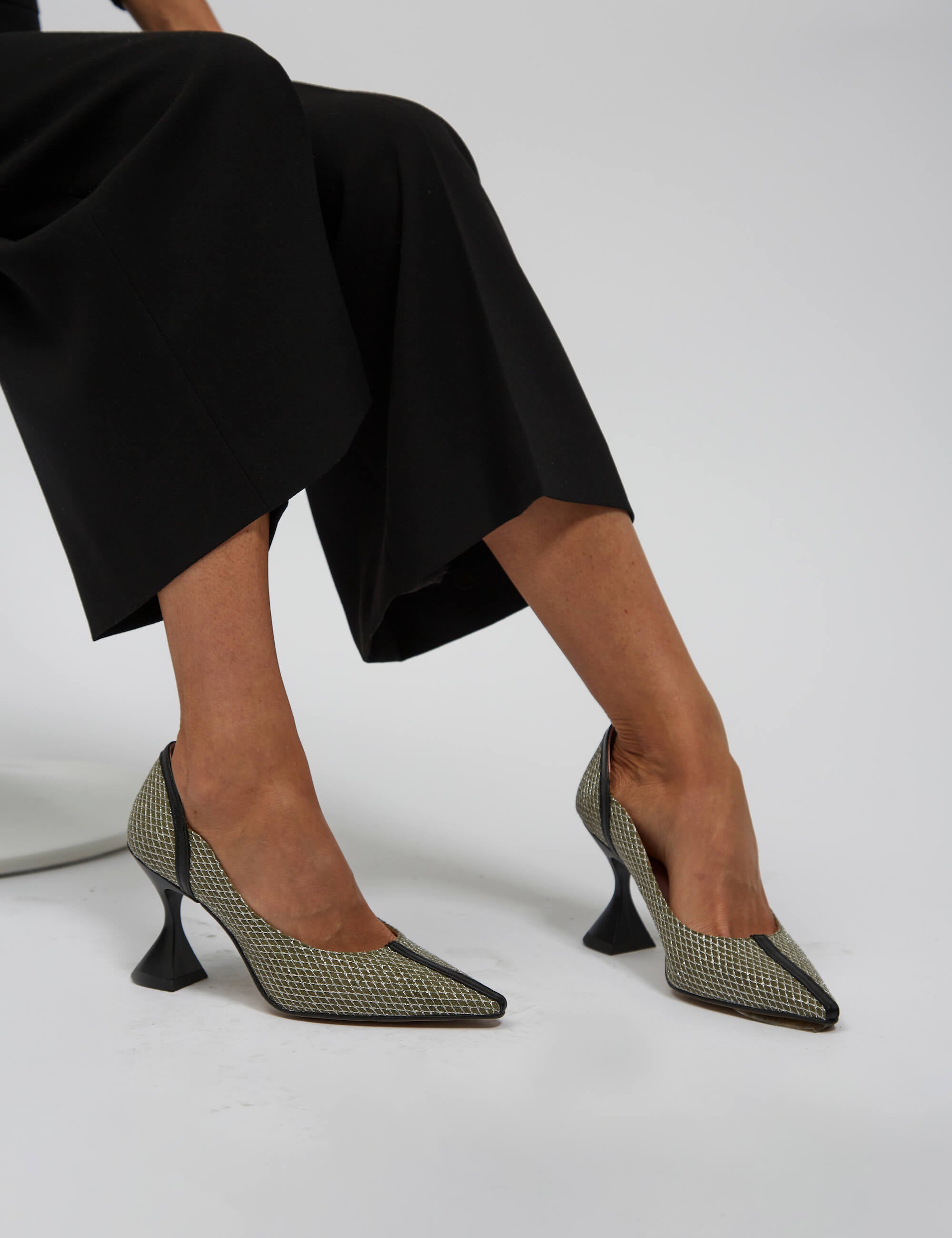 Momocshoes_veganandsustainable_high-heel_blackandsilver_18.jpg