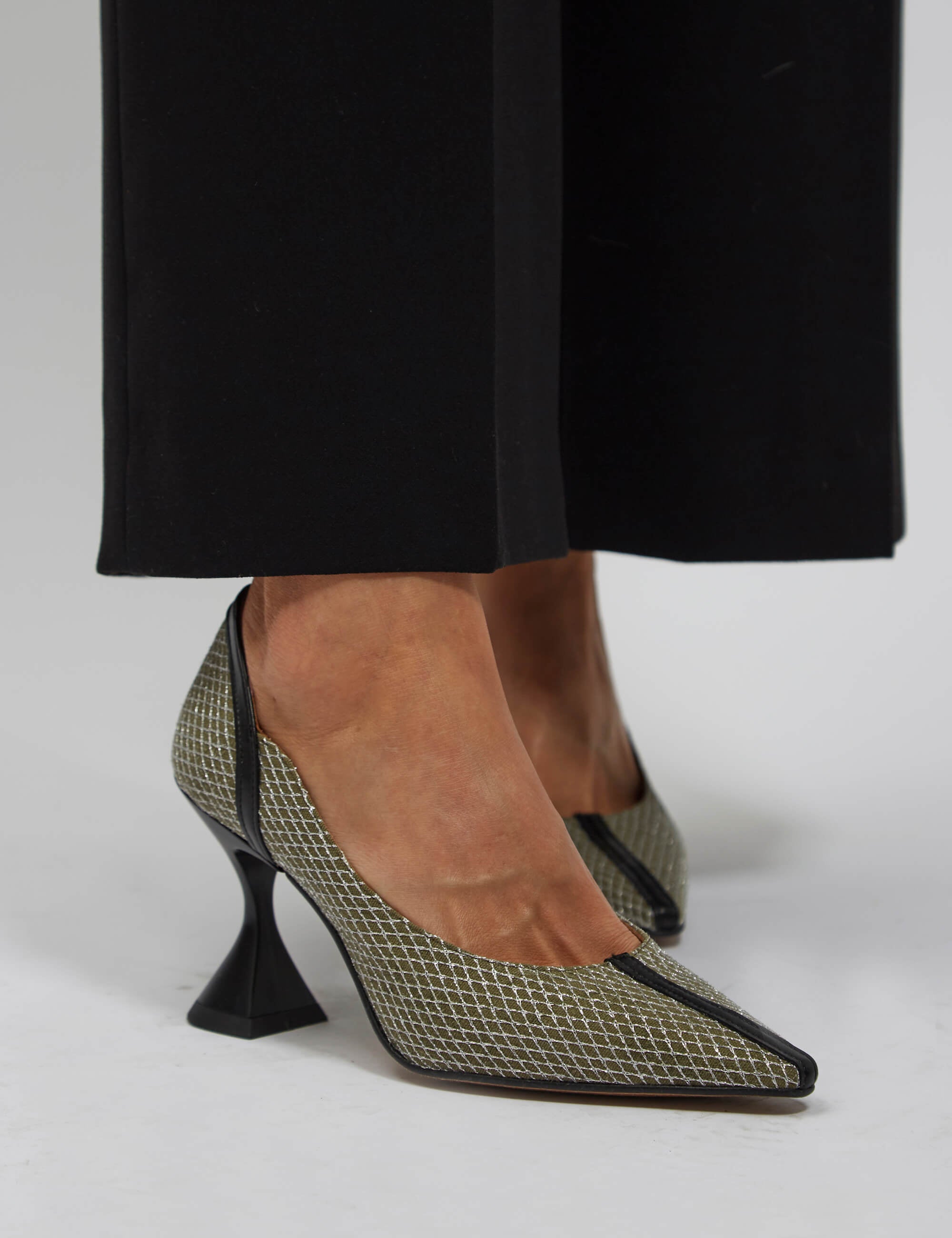 Momocshoes_veganandsustainable_high-heel_blackandsilver_19.jpg