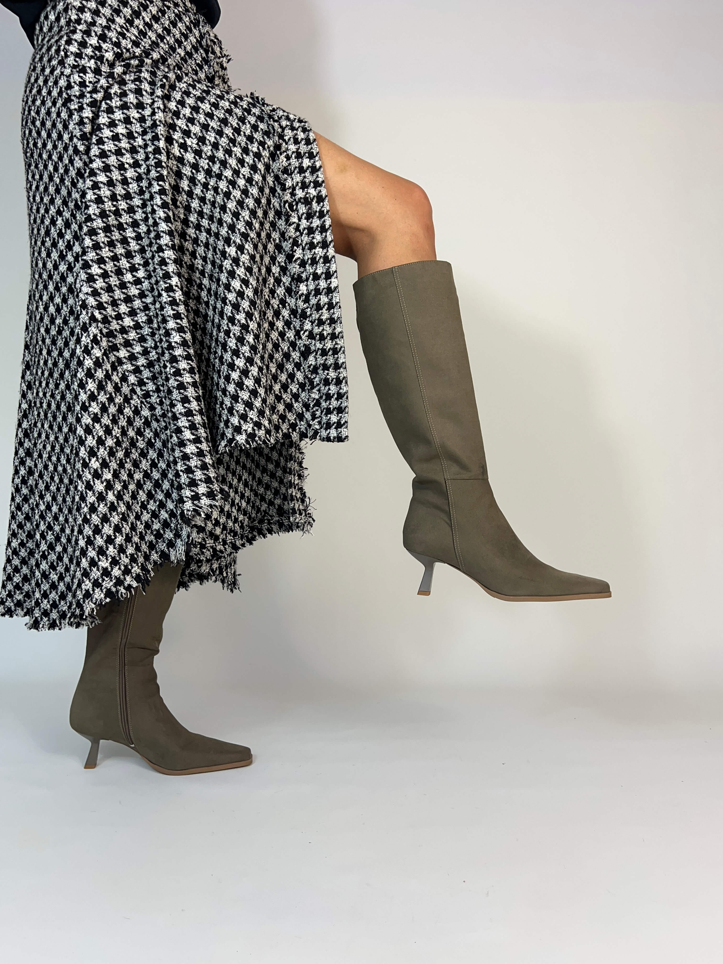 Momoc Avila taupe knee high boots worn model houndstooth skirt autumn winter outfit lifestyle | Momoc Shoes Spain