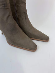 Momoc Avila taupe knee high boots front view close up semi-square pointed toe detail vegan | Momoc Shoes Spain