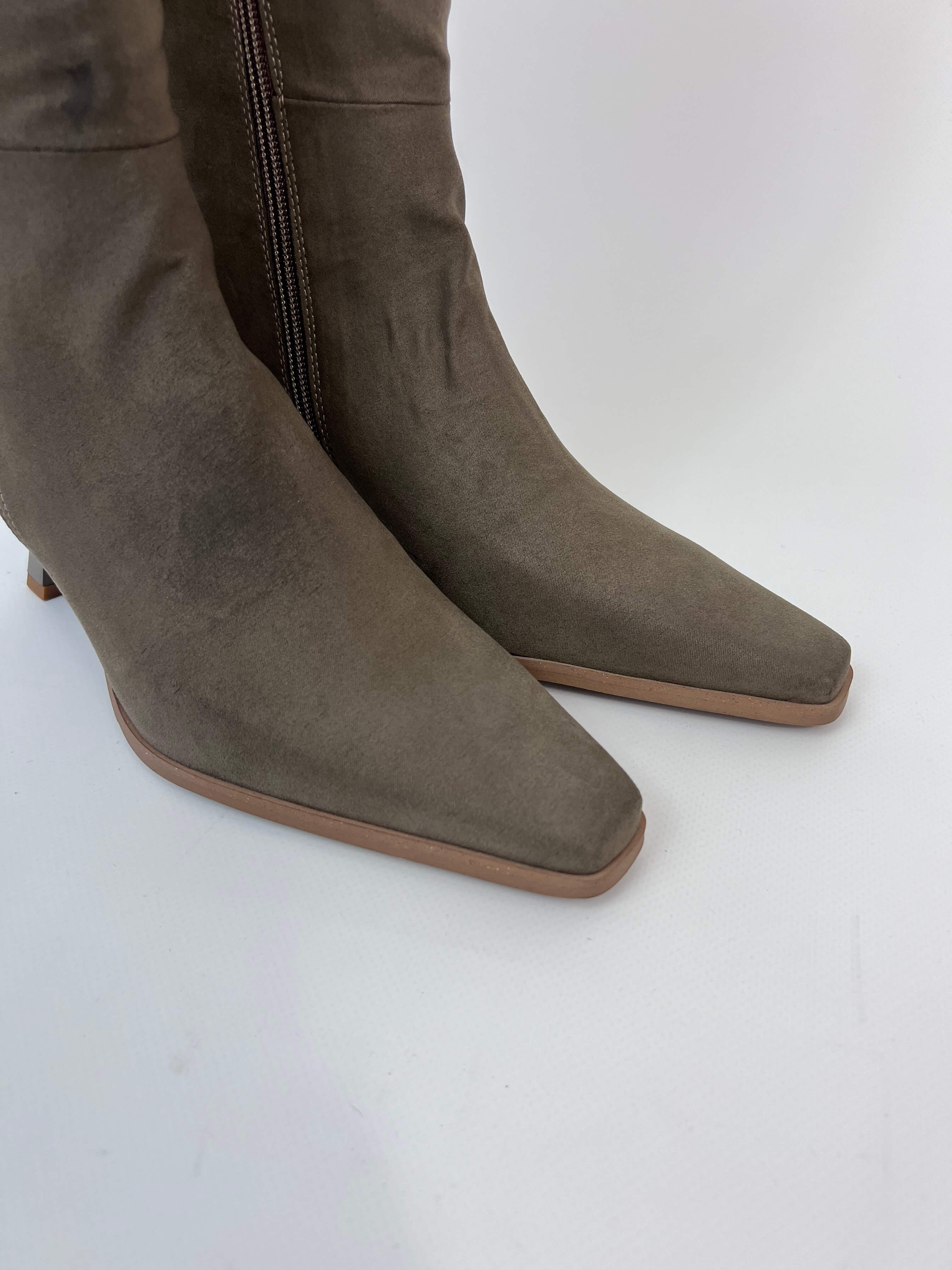 Momoc Avila taupe knee high boots front view close up semi-square pointed toe detail vegan | Momoc Shoes Spain