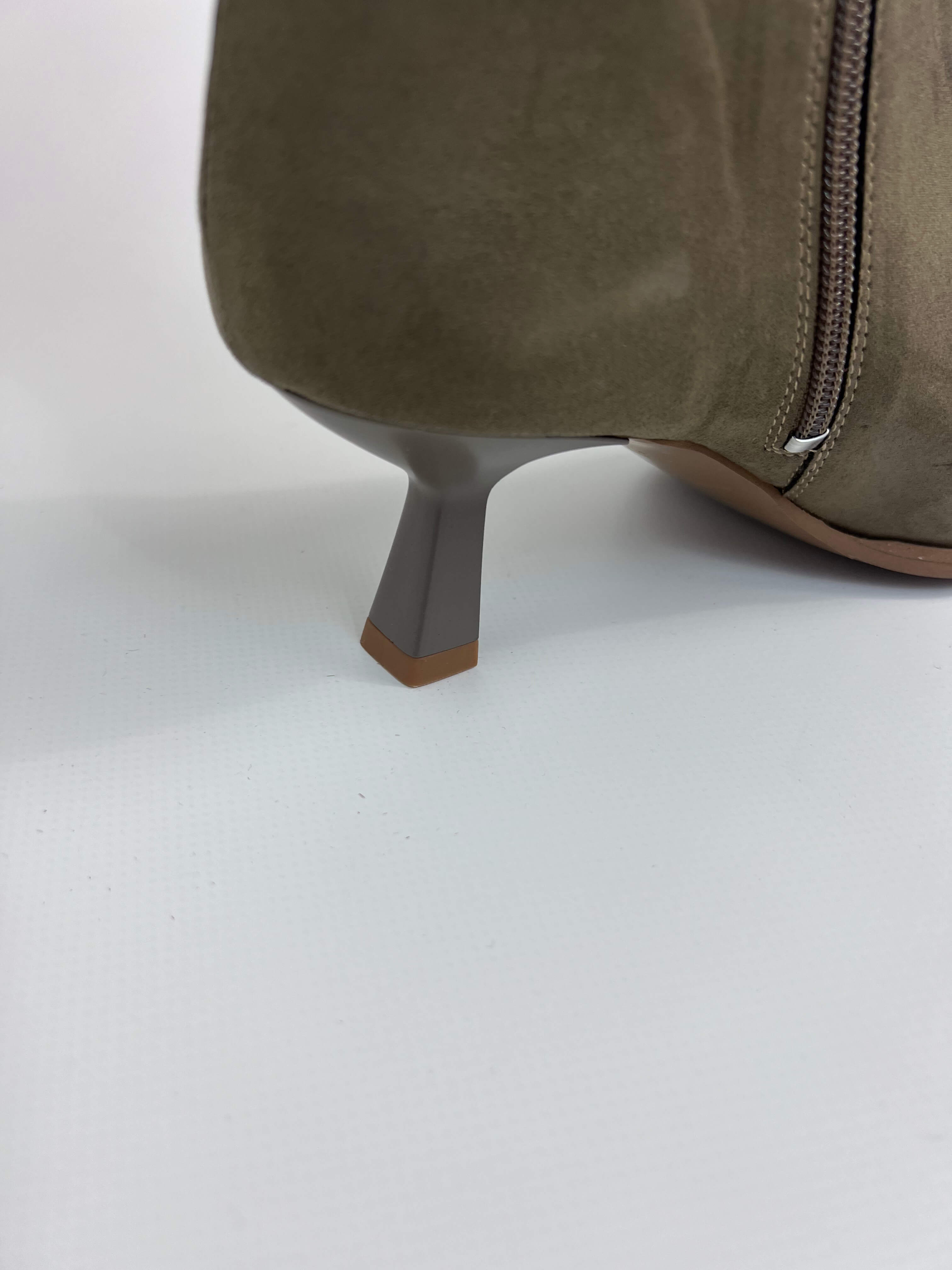 Momoc Avila taupe boots close up brown metal heel detail 3.5 cm artisan handmade Portugal | Momoc Shoes
