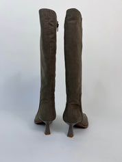 Momoc Avila taupe knee high boots back view heel detail metal brown artisan Portugal | Momoc Shoes Spain