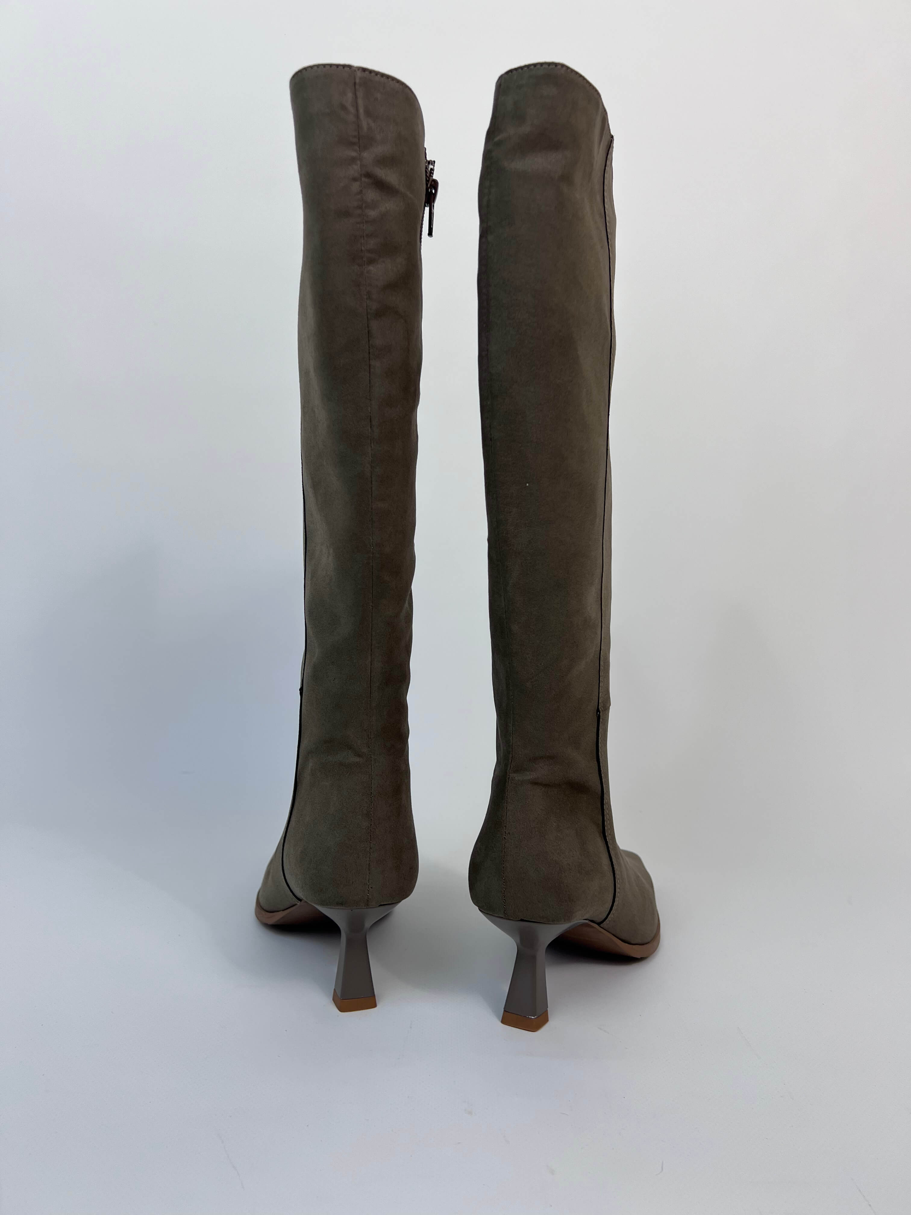 Momoc Avila taupe knee high boots back view heel detail metal brown artisan Portugal | Momoc Shoes Spain
