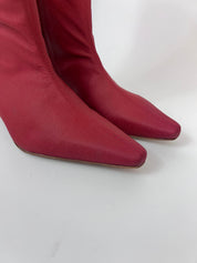 Momoc Rioja burgundy boots close up front view semi-square pointed toe detail vegan microfibre | Momoc Shoes Spain