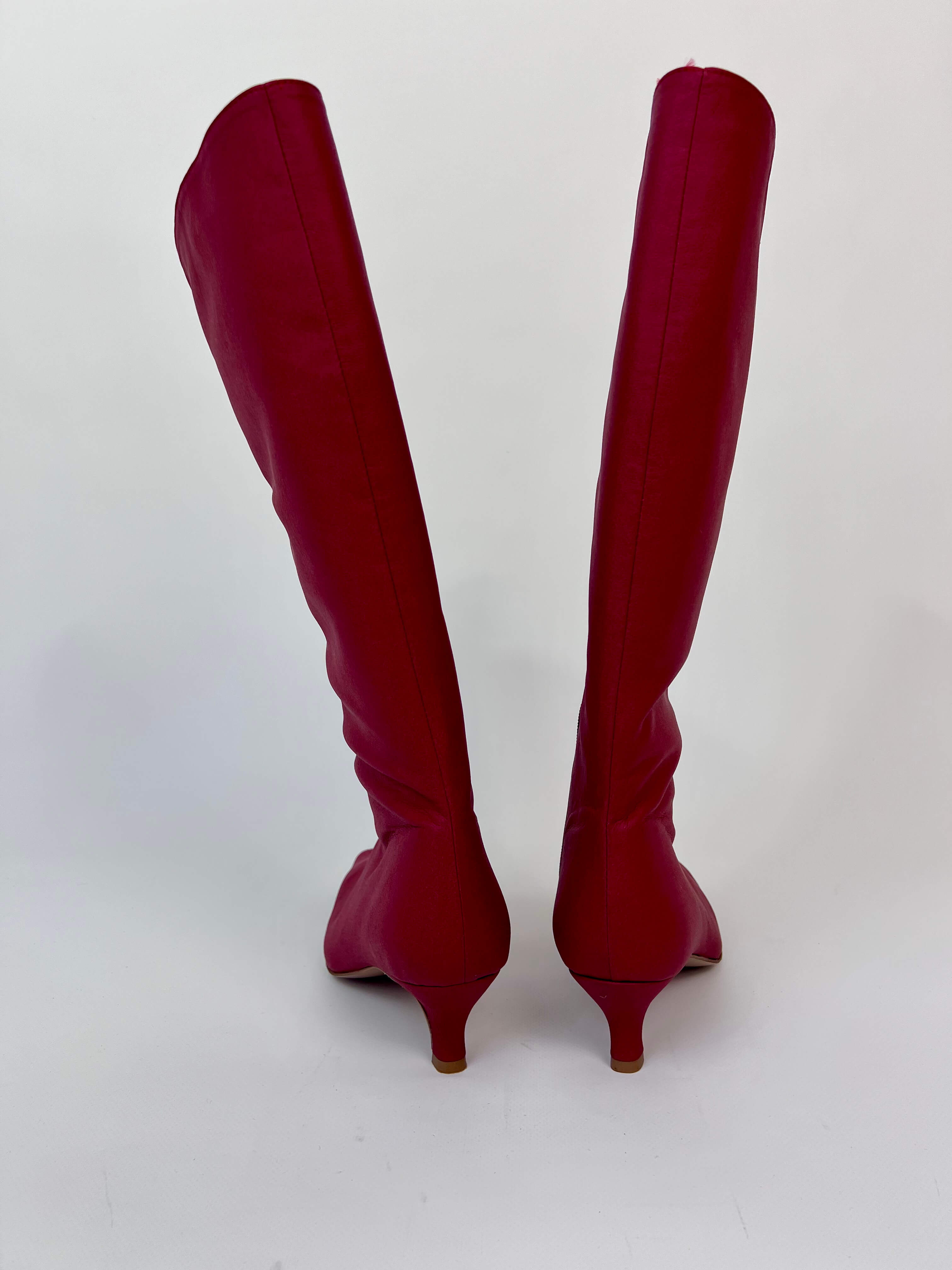 Momoc Rioja burgundy tall boots back view heel detail covered heel artisan handmade Portugal | Momoc Shoes Spain