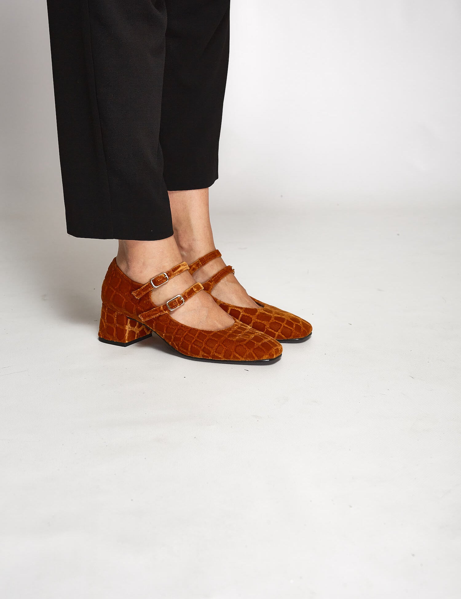 Momocshoes_veganandsustainable_midi_velvet_8_caramelo.jpg