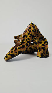 Momoc Bardot leopard midi heels back view square heel white background artisan Spain | Momoc Shoes Spain
