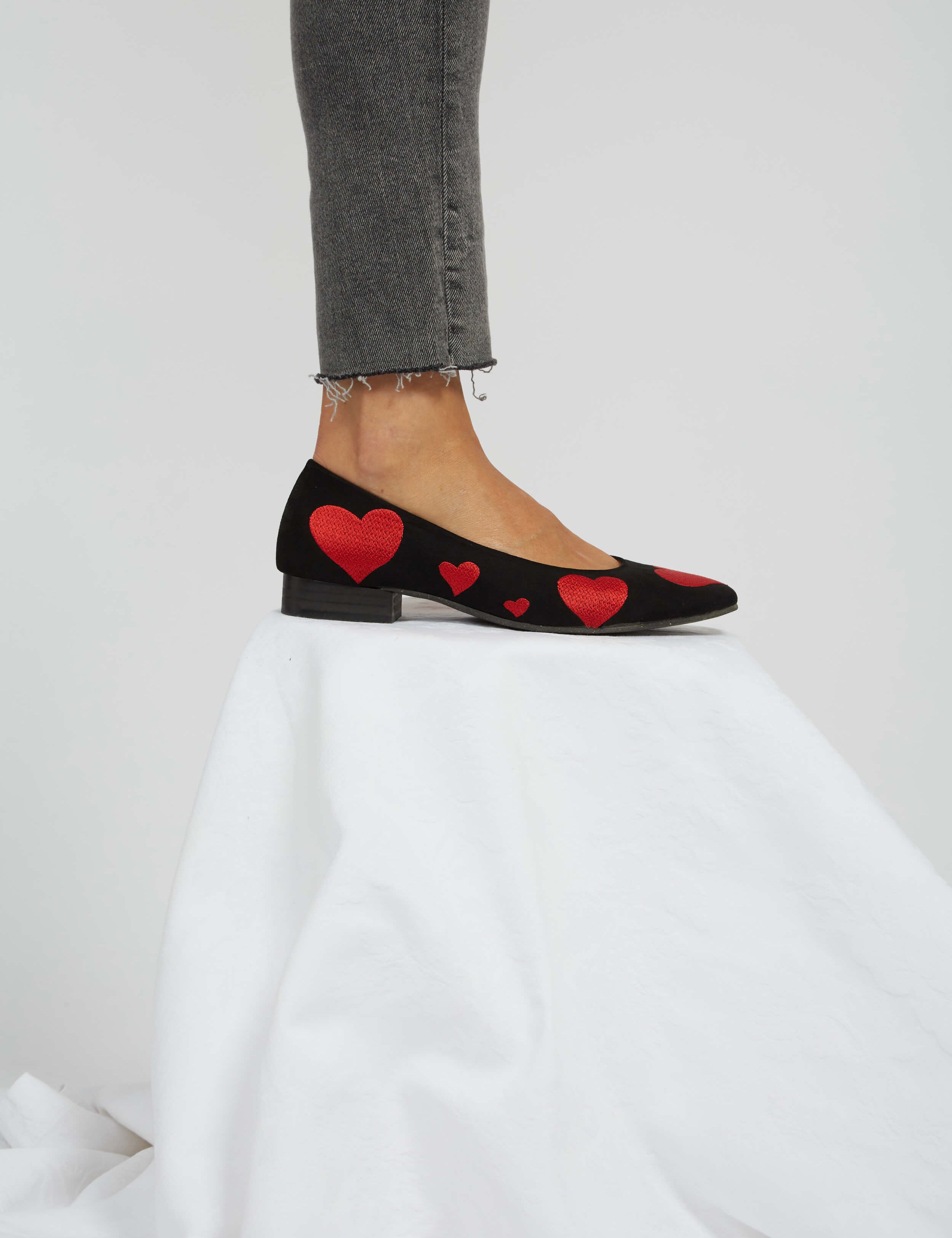 Momocshoes_veganandsustainable_redveganheart_24.jpg