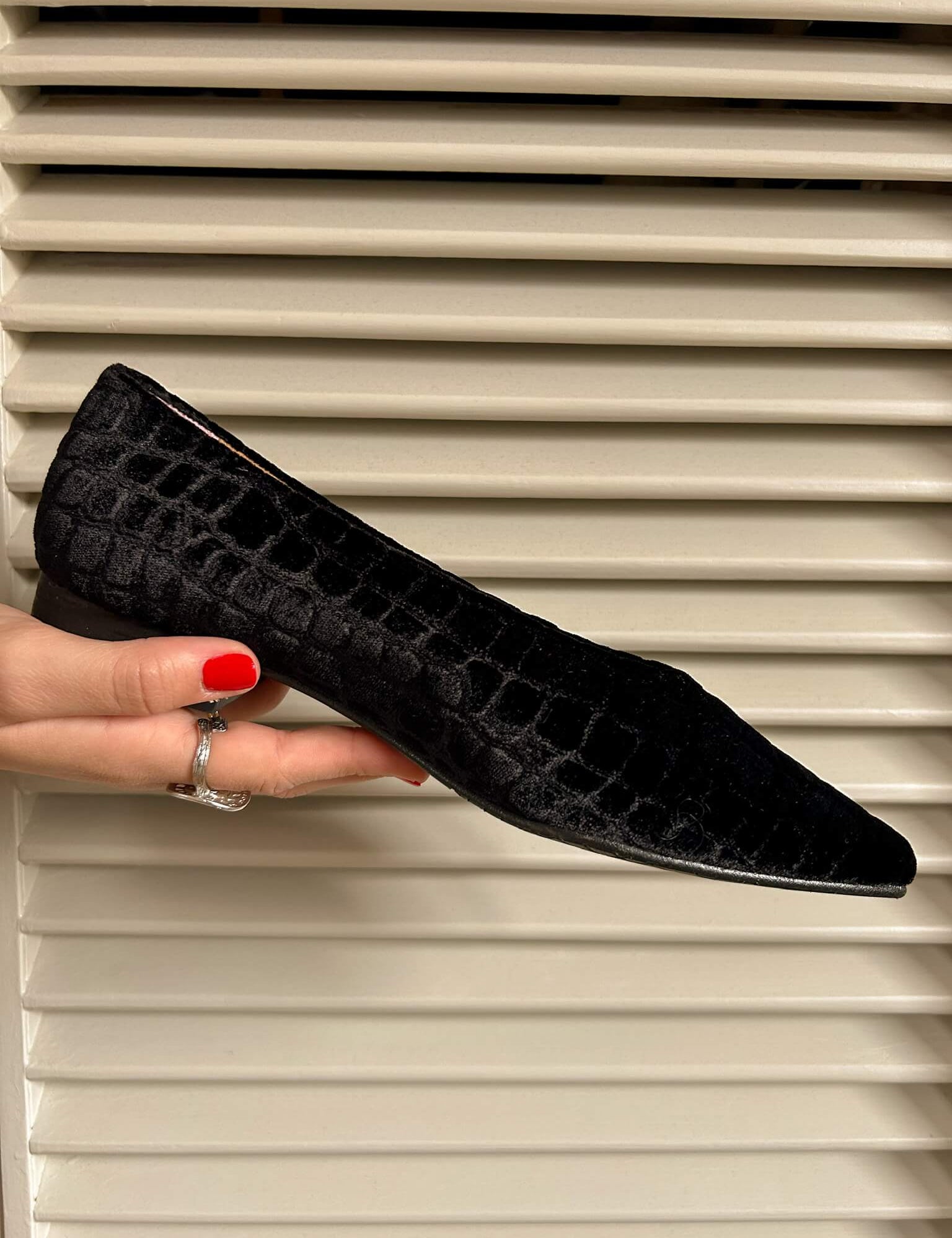 Momocshoes_veganandsustainable_velvetcoco_negro_1.jpg