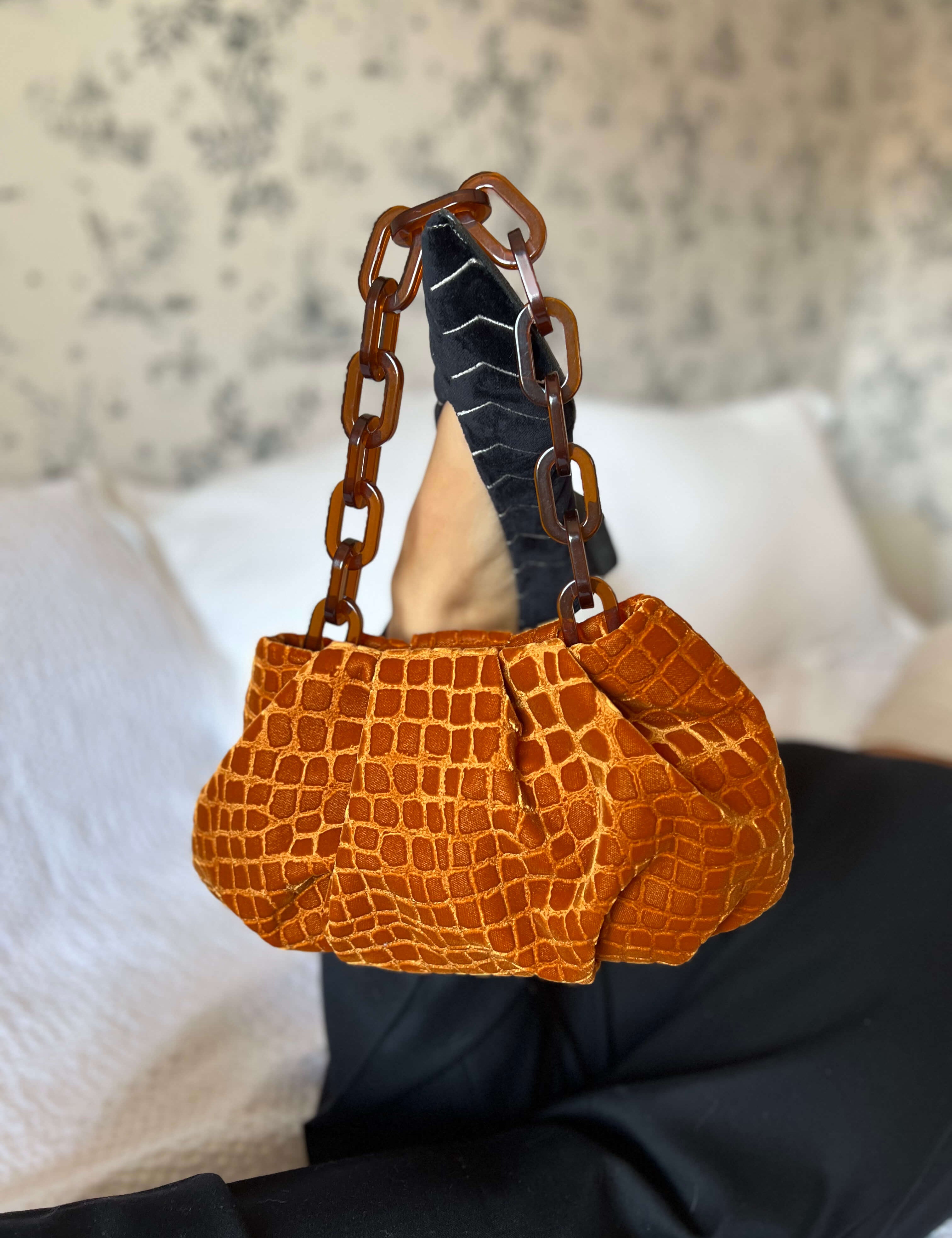 Momocshoes_veganandsustainablebags_velvetbrown_2.jpg