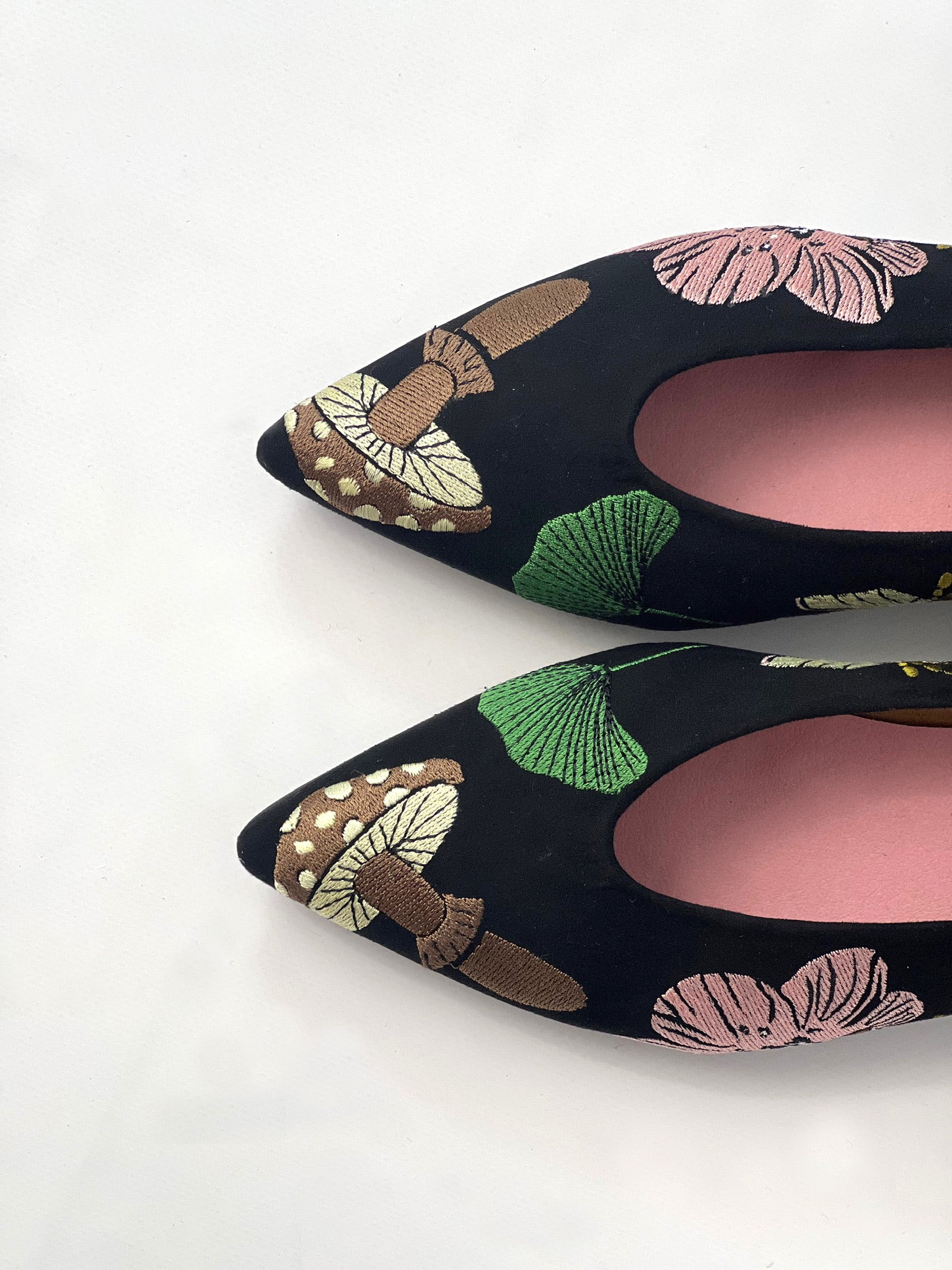 Bolboreta colorines flats toe detail multicolor embroidery butterflies leaves close up | Momoc Shoes