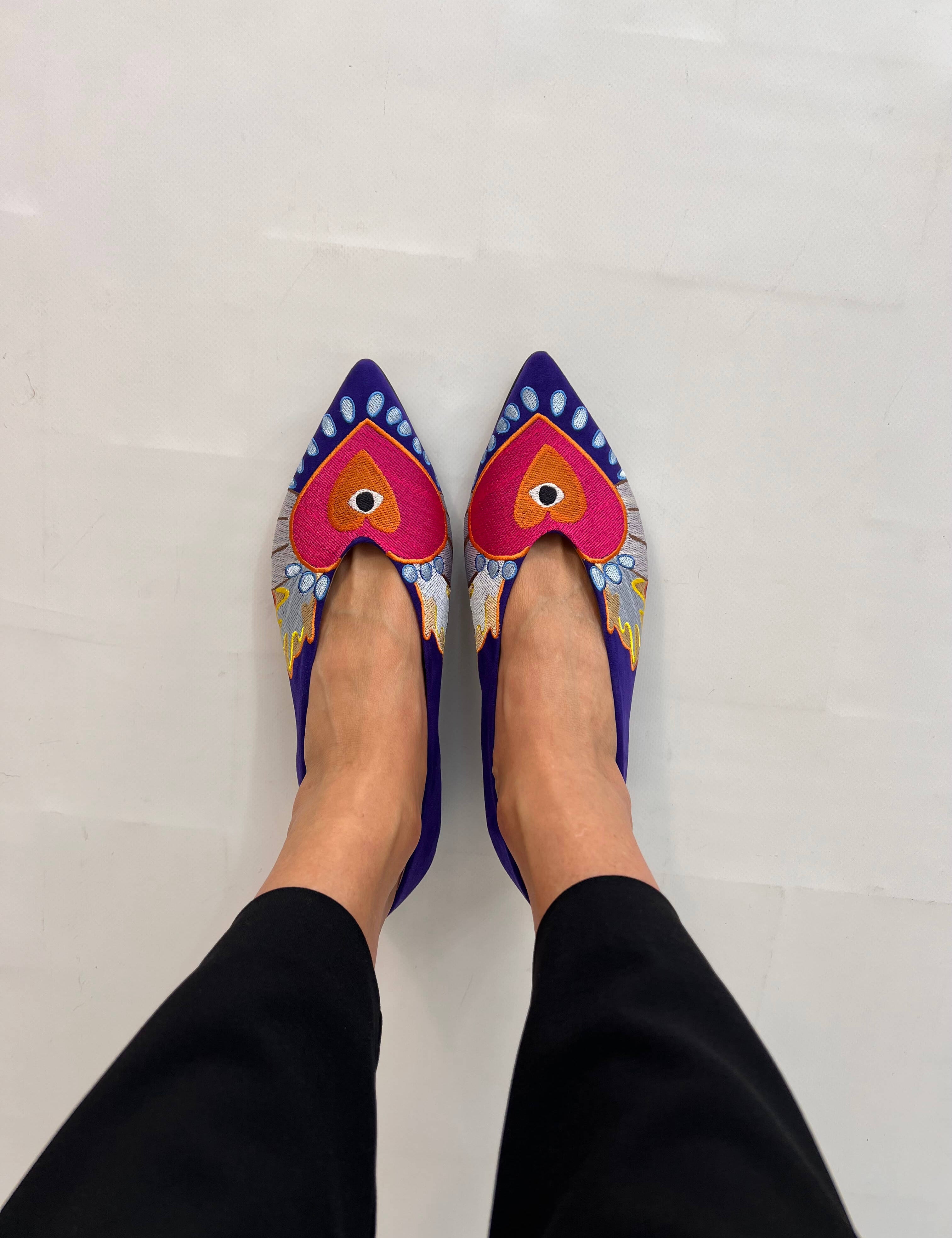Momoc Te Recuerdo violet embroidered flat worn top view black trousers heart wing design | Momoc Shoes