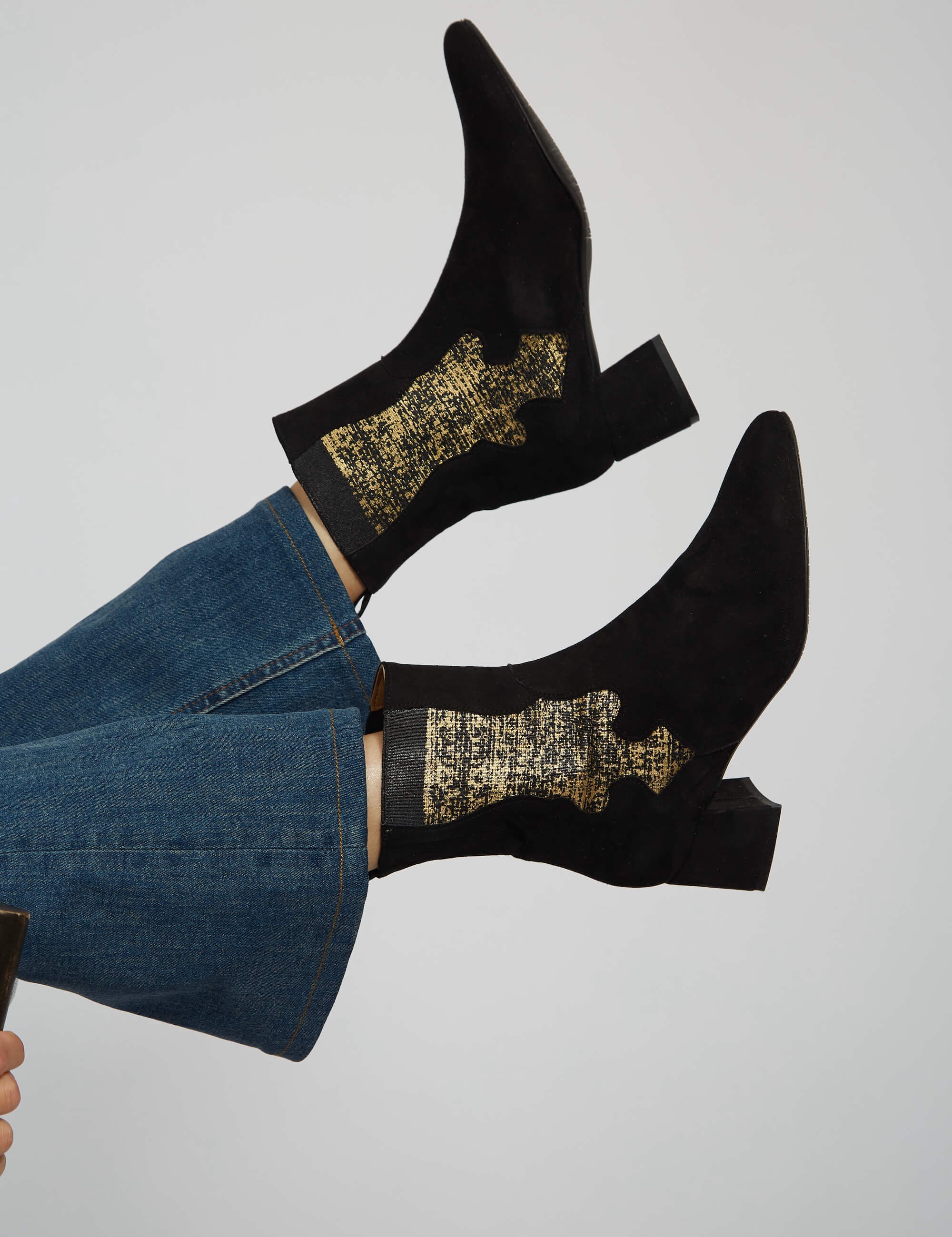 Momocshoes_veganandsustainableboot_blackandgold_1.jpg