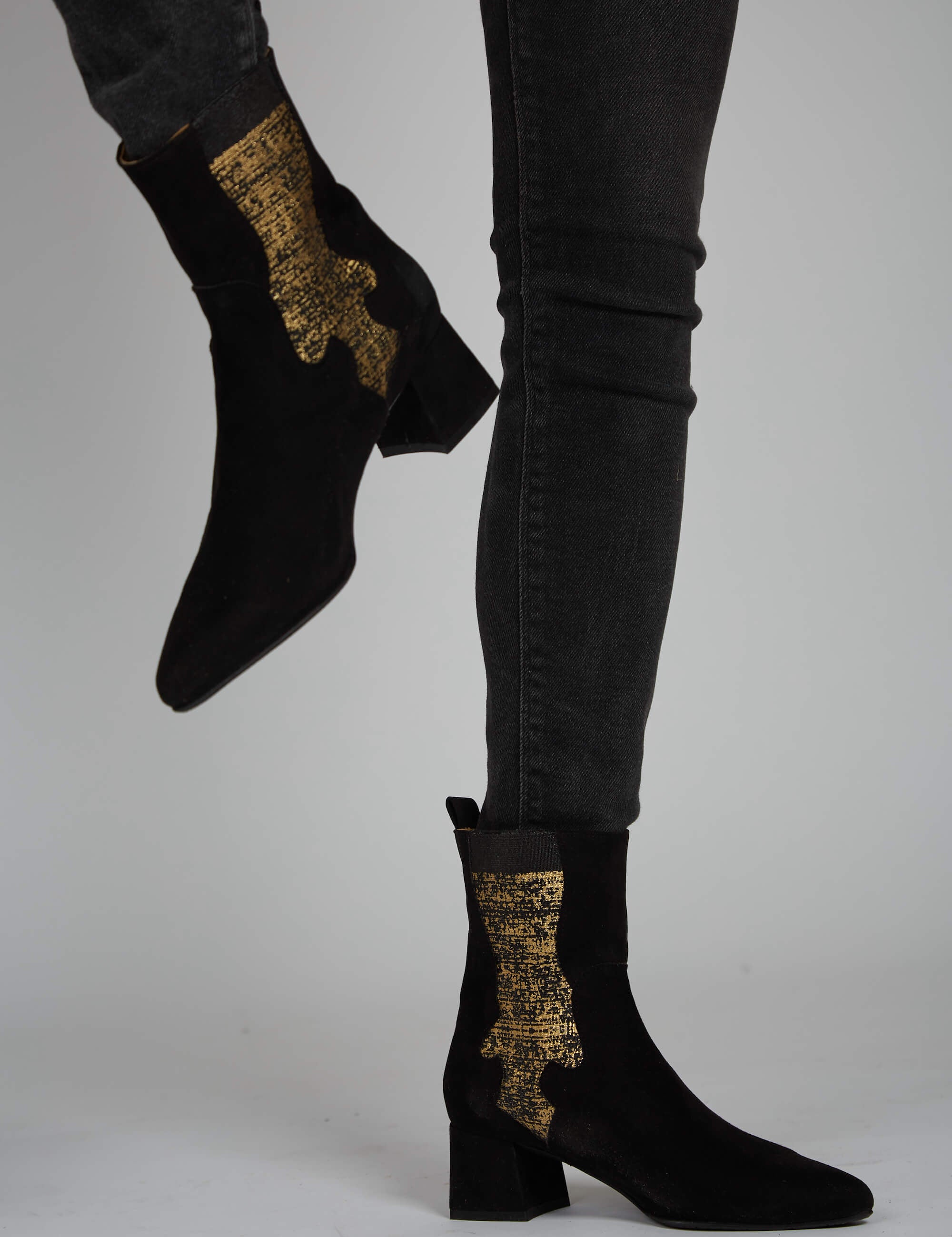 Momocshoes_veganandsustainableboot_blackandgold_7.jpg