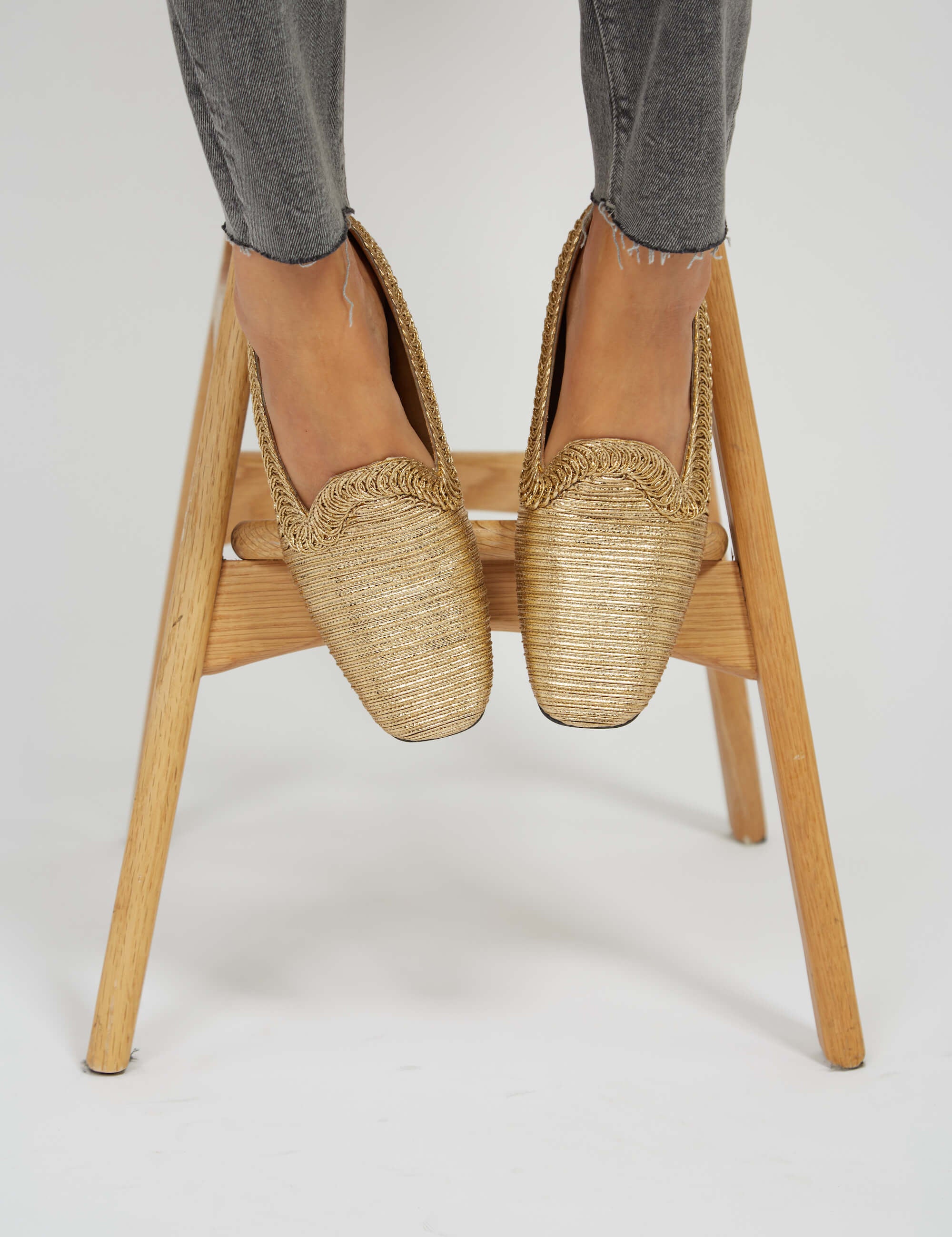 Momocshoes_veganandsustainableloafers_gold_metalizado_20.jpg