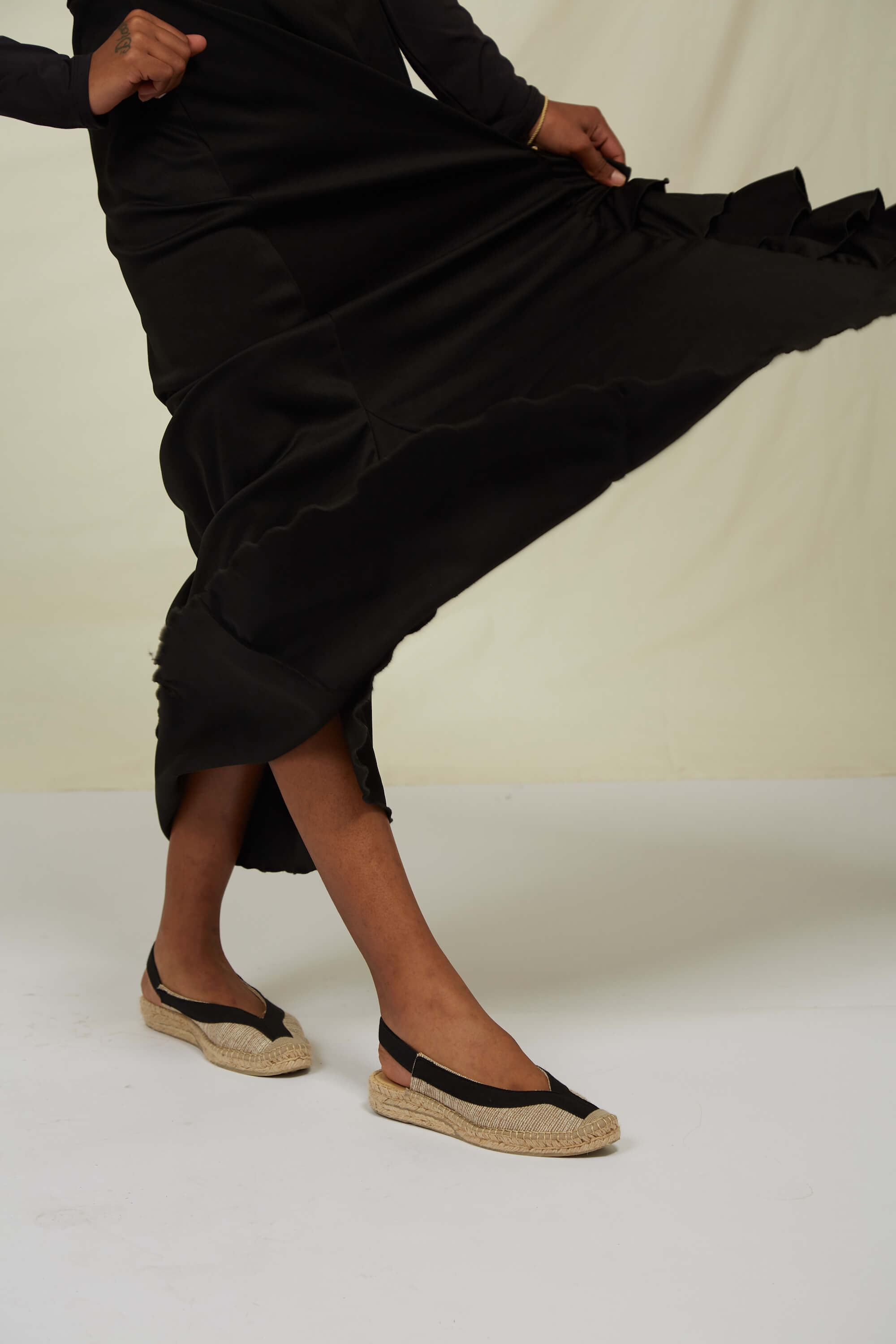 Momoc Garachico black linen sandal side profile black trousers standing | Momoc Shoes