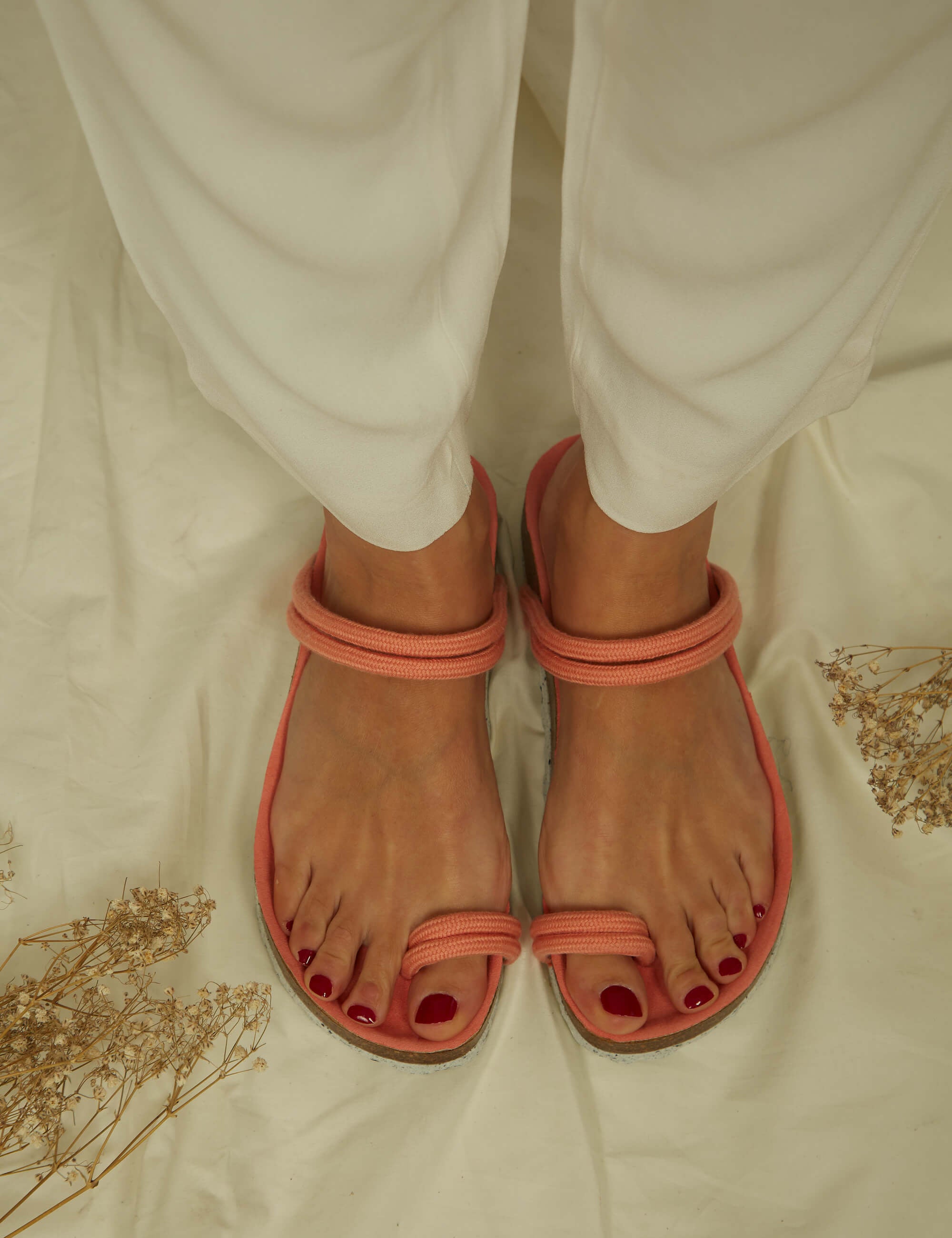 Momocshoes_veganandsustainablesandals_esclavasnaranja_4.jpg