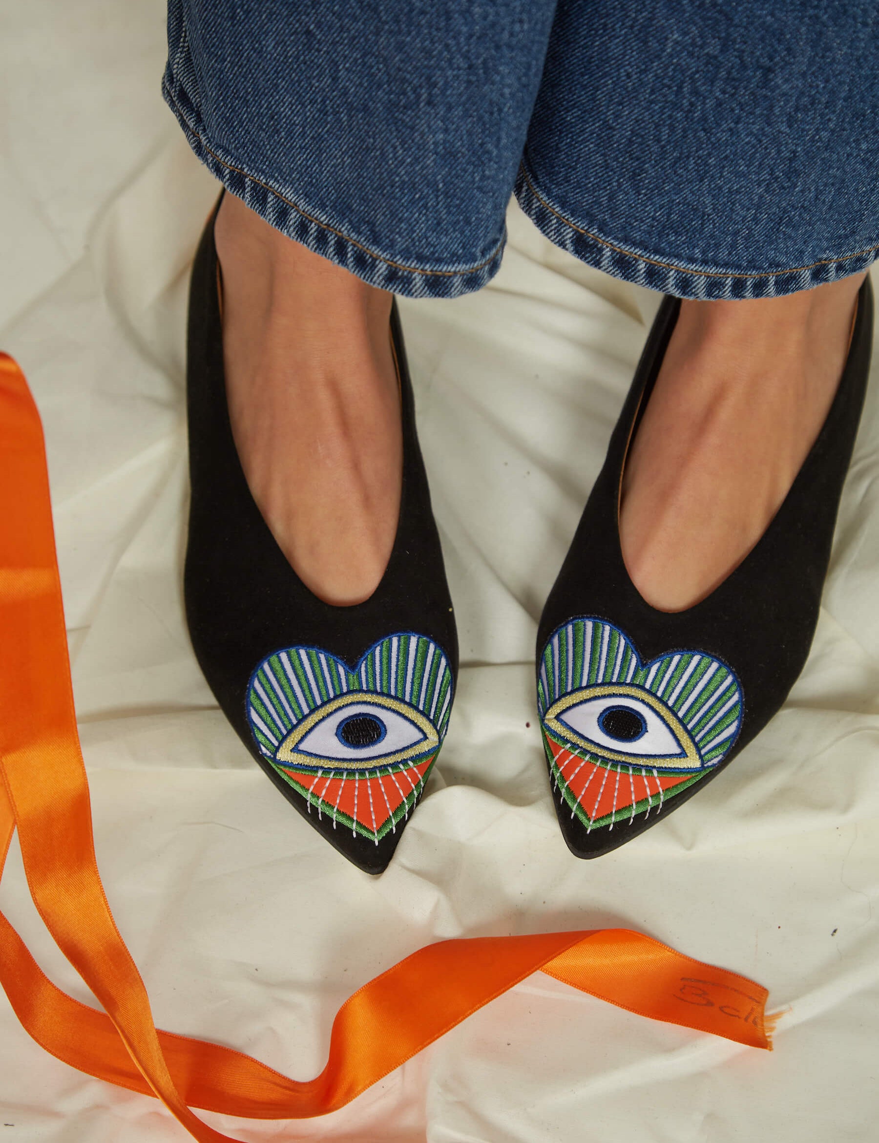 Momocshoes_veganandsustainableshoes_embroideredballerinas_Glance_10.jpg