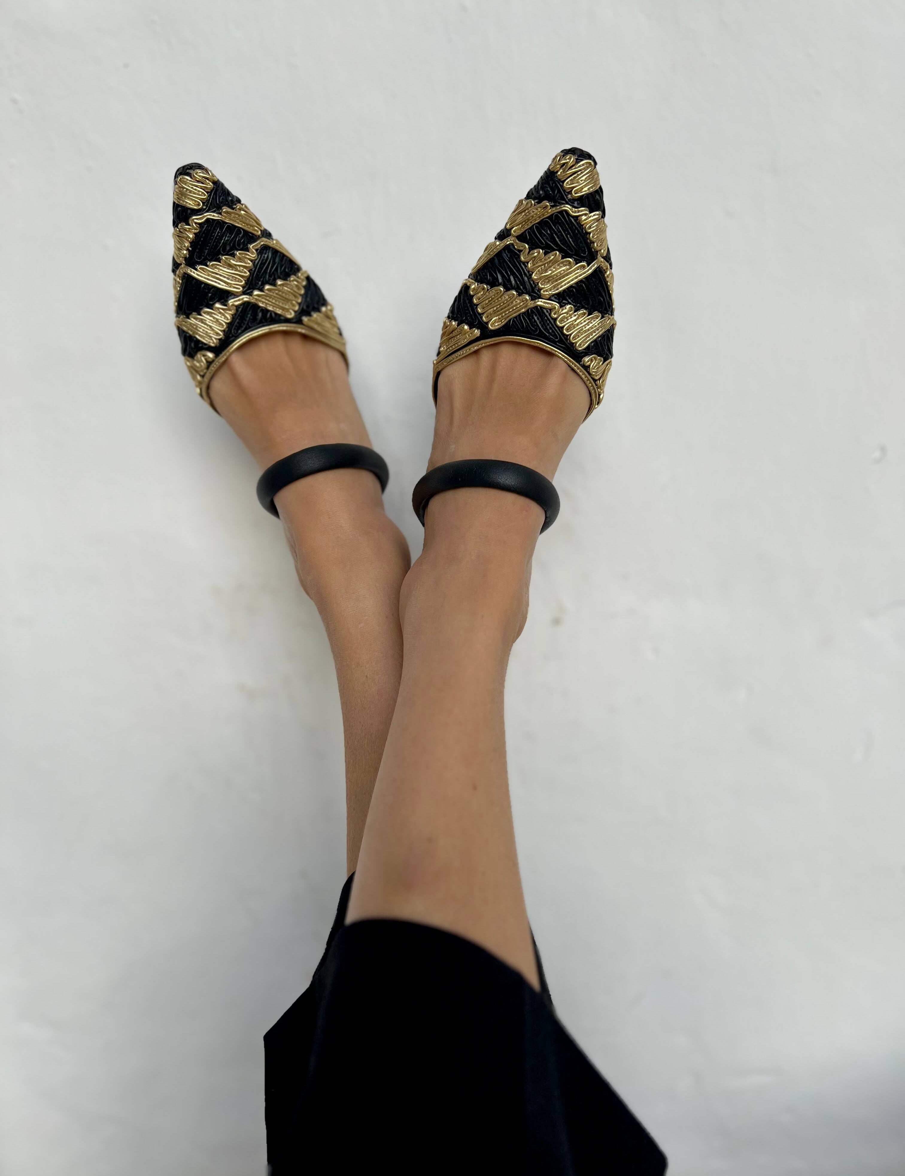 Momocshoes_veganandsustainableshoes_highheelsblackandgold_6.jpg